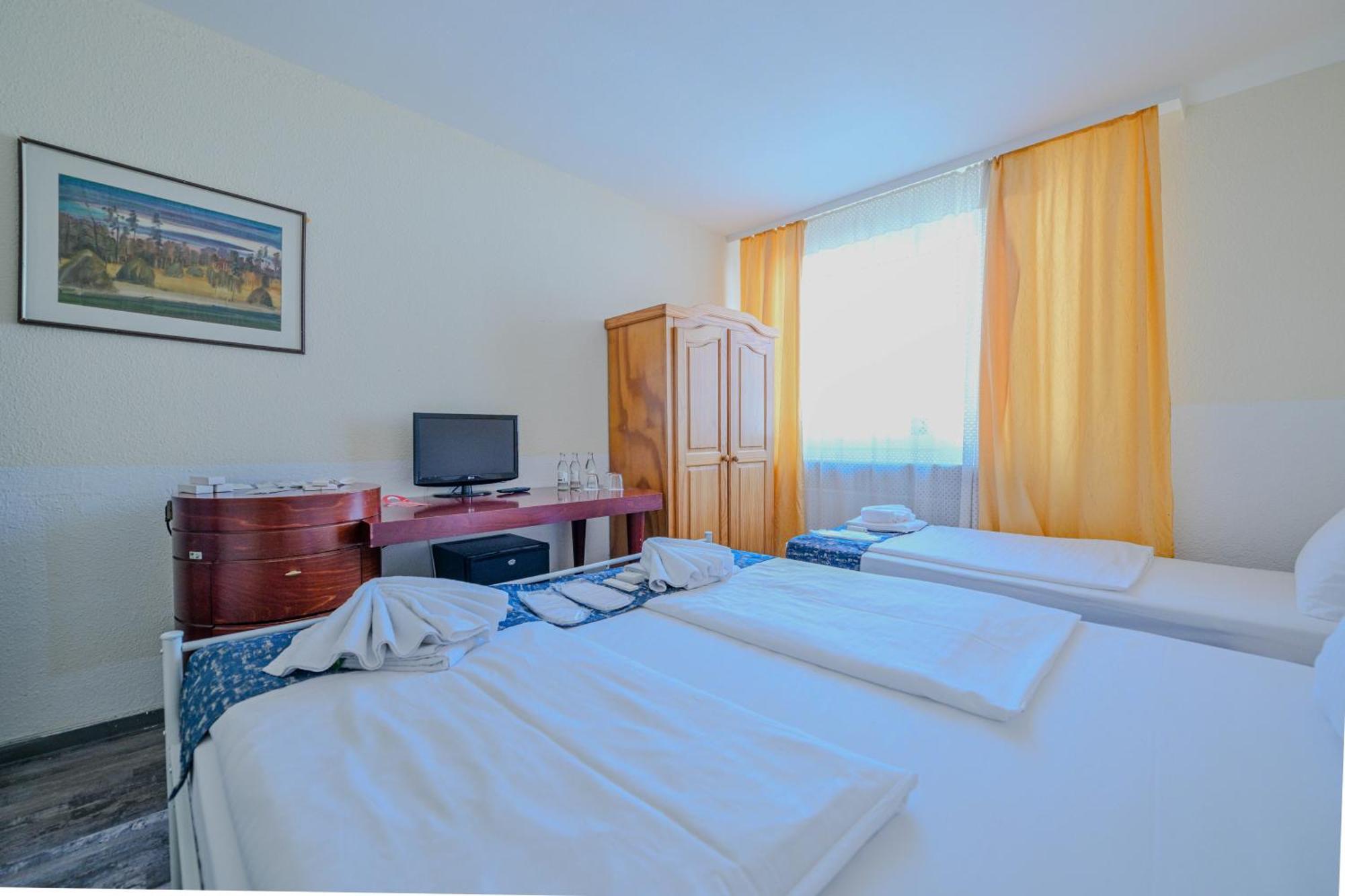 Economy Triple Room,1758519182:JPEG