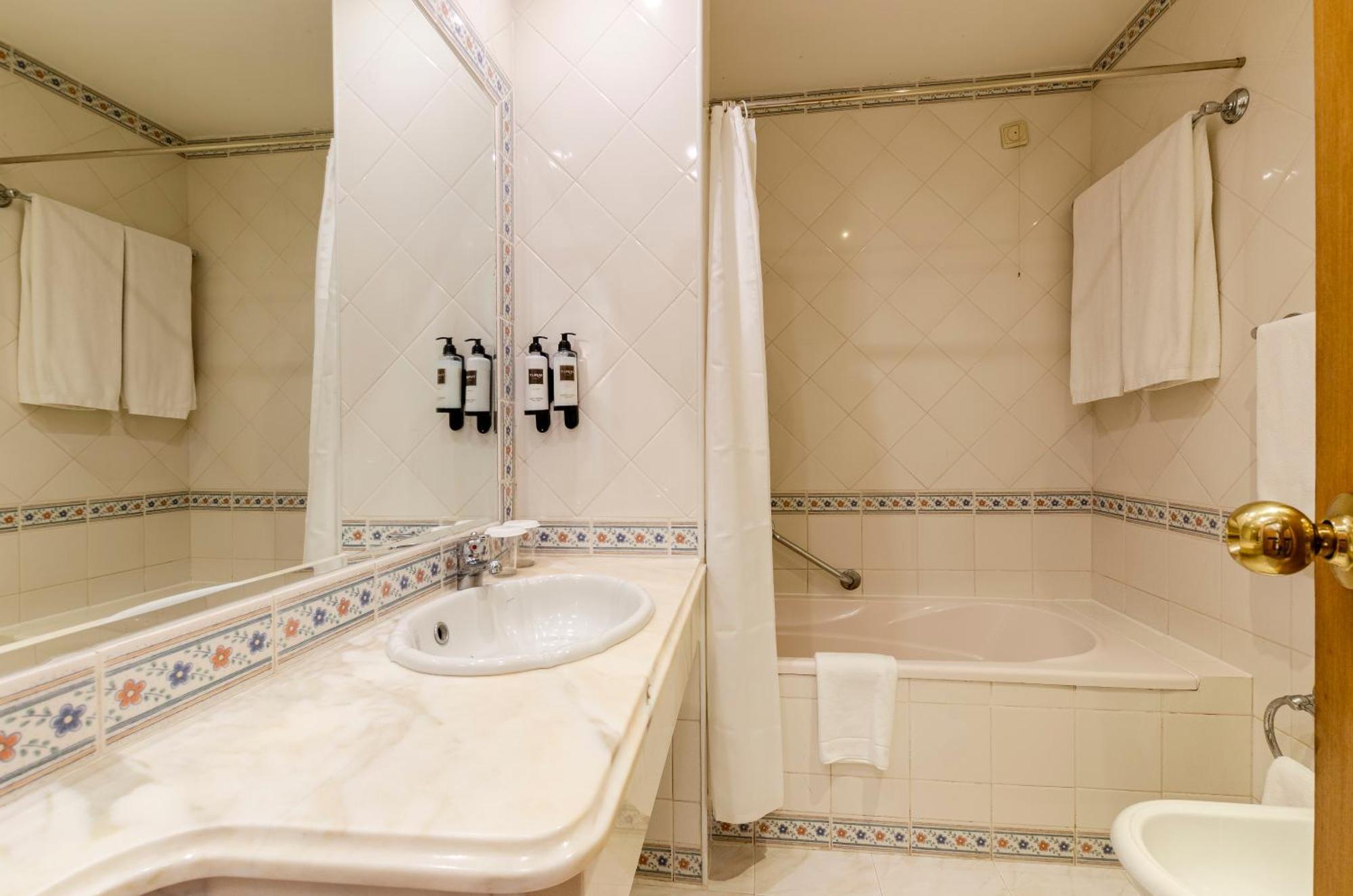 Superior Twin Room,1758521203:JPEG