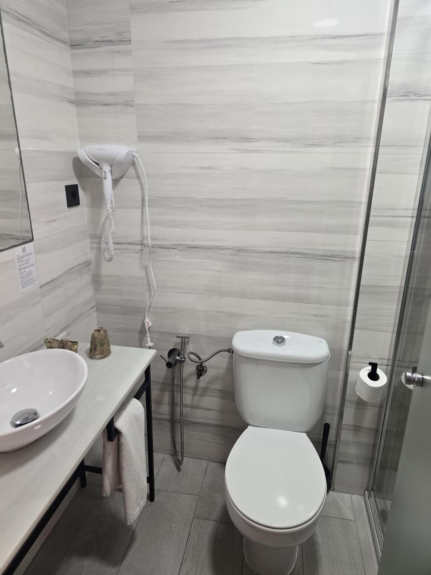 Twin Room,1758523827:JPEG