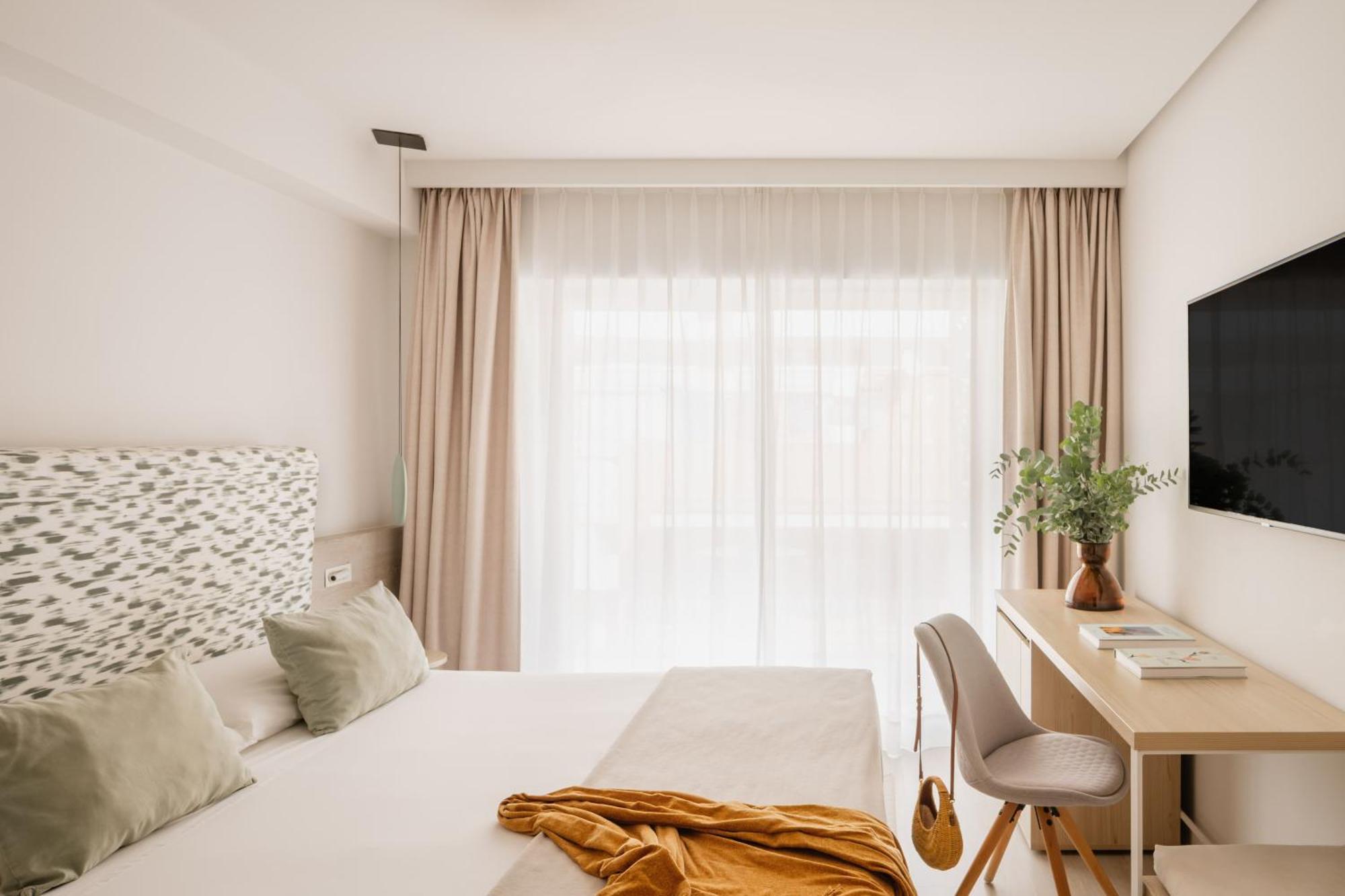 Superior Room,1758526158:JPEG