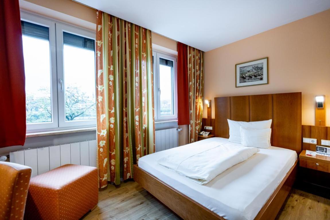 Queen Room,1758528388:JPEG