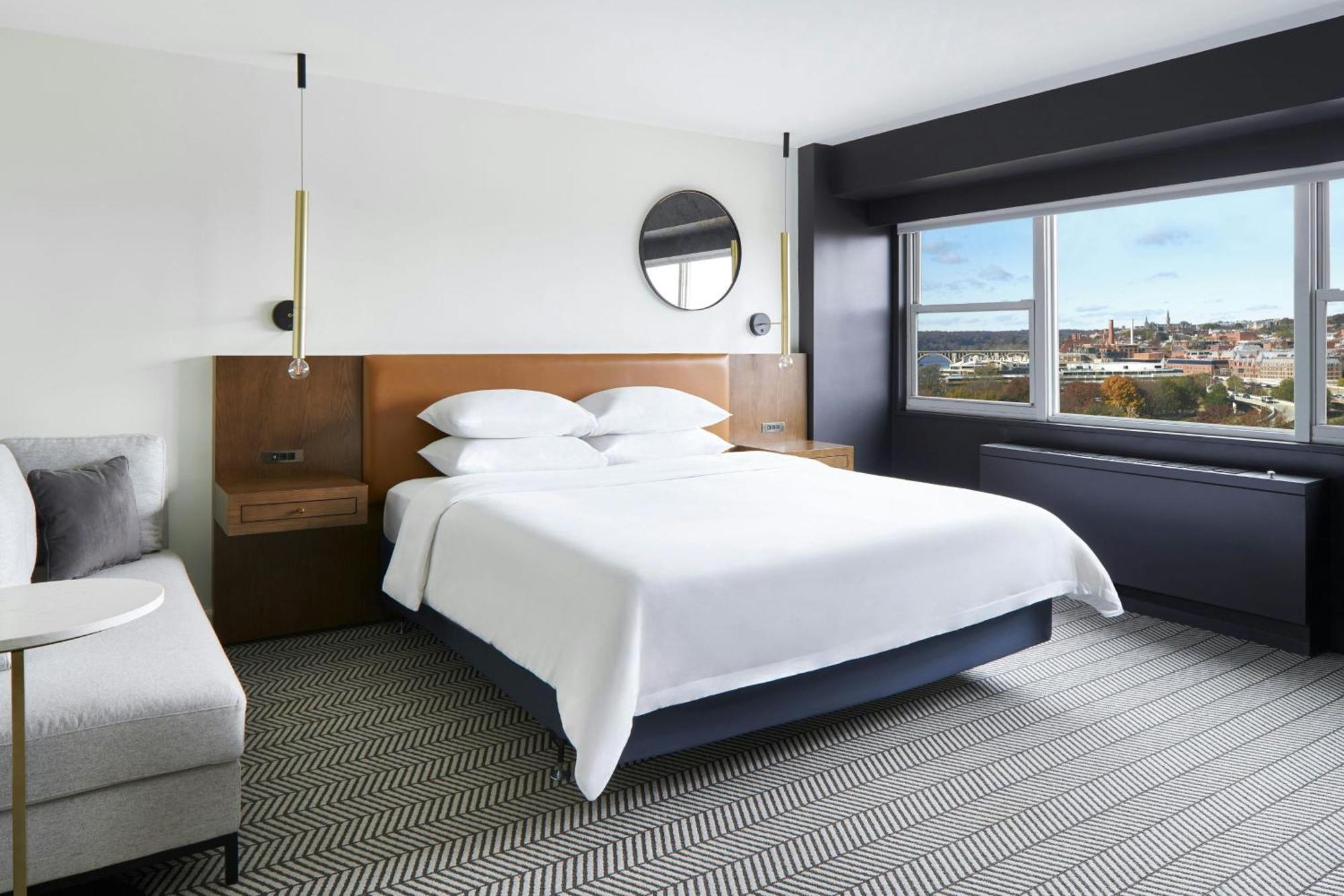 Deluxe King Room City View Transfer Shower Mobility Accessible,1758530102:JPEG