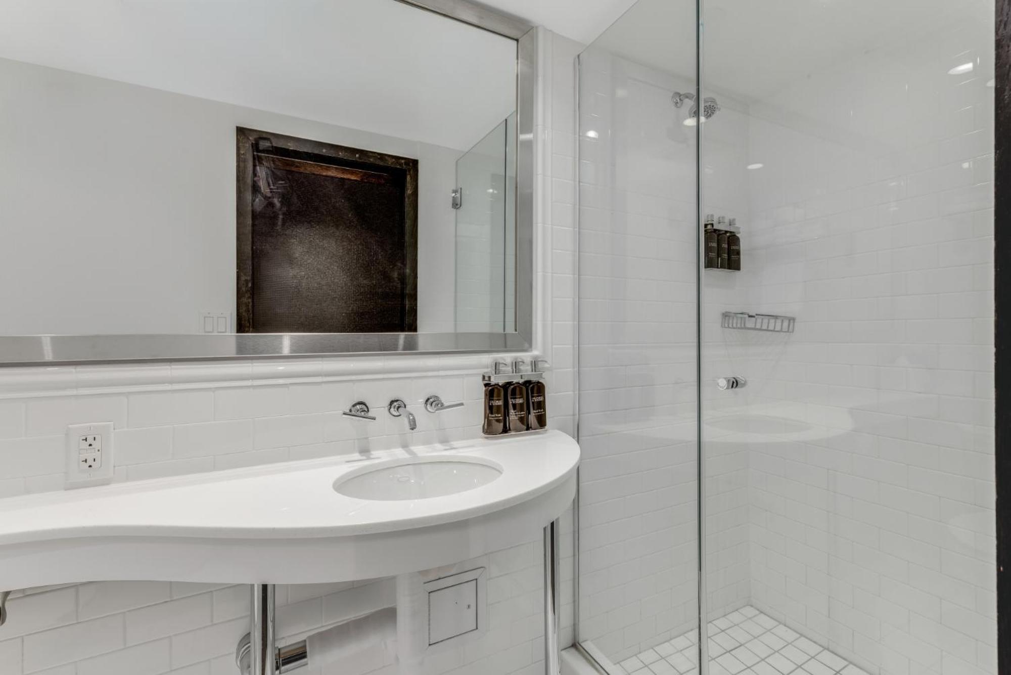 One Bedroom Skyline View Suite, King Bed