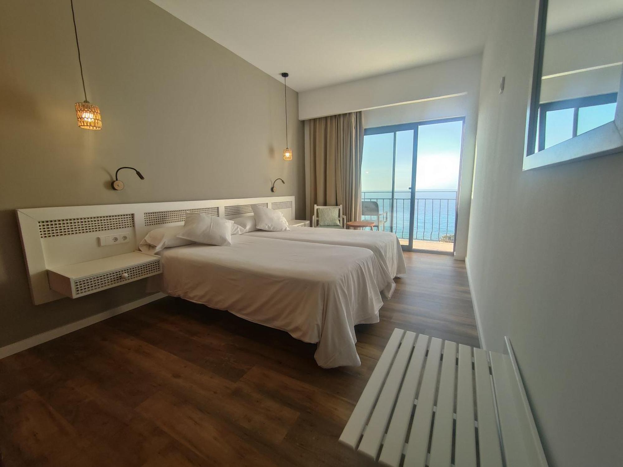 Double Room Air-con Balcony Sea View