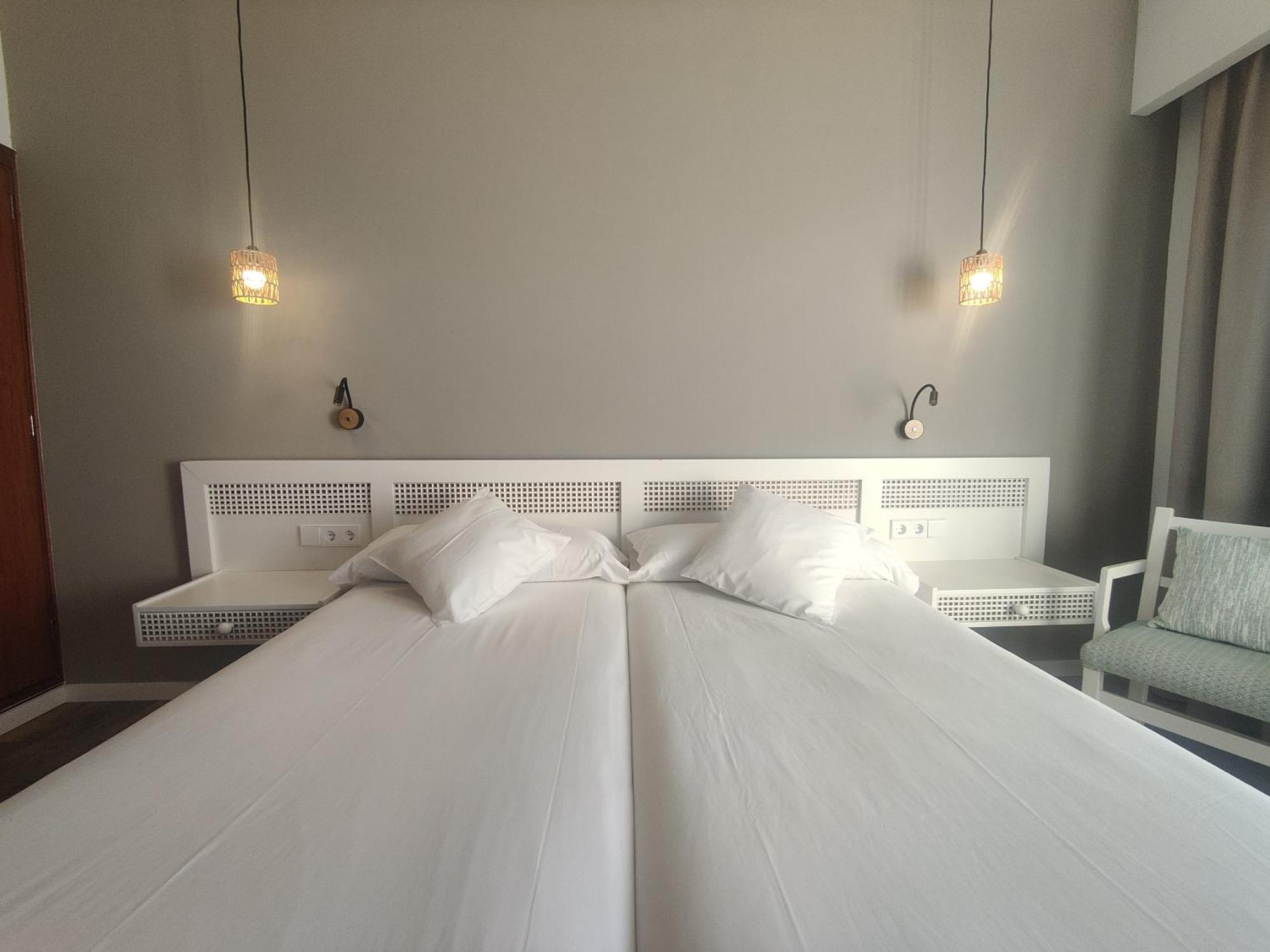Double Room Air-con Balcony Sea View