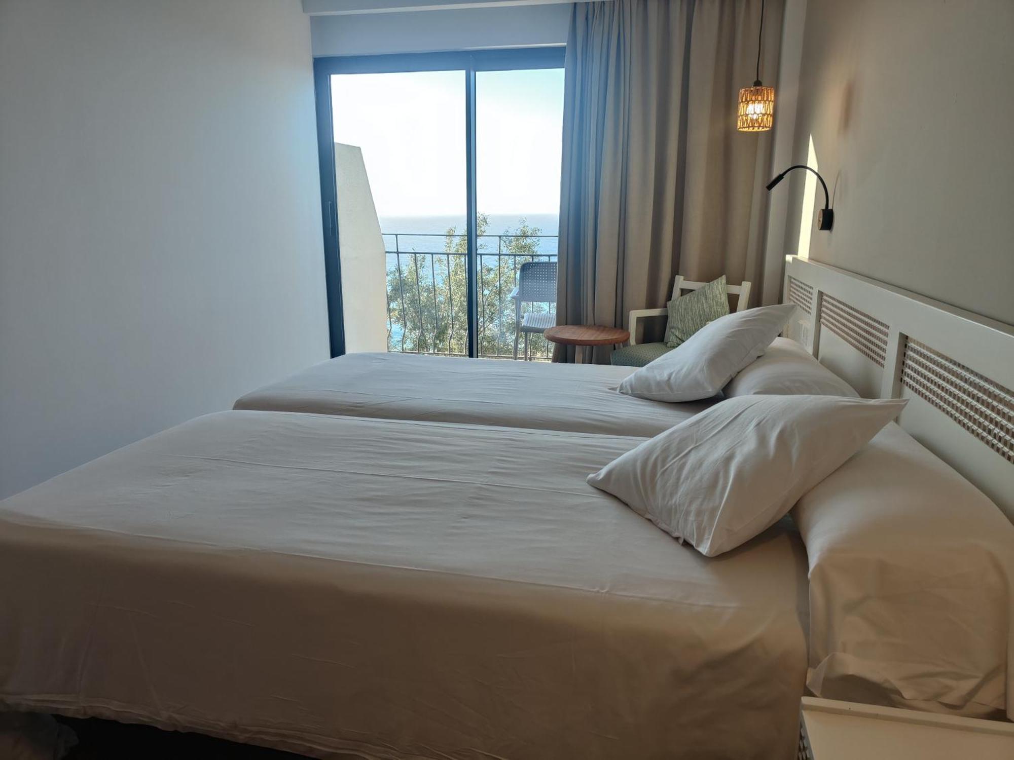 Double Room Air-con Balcony Sea View