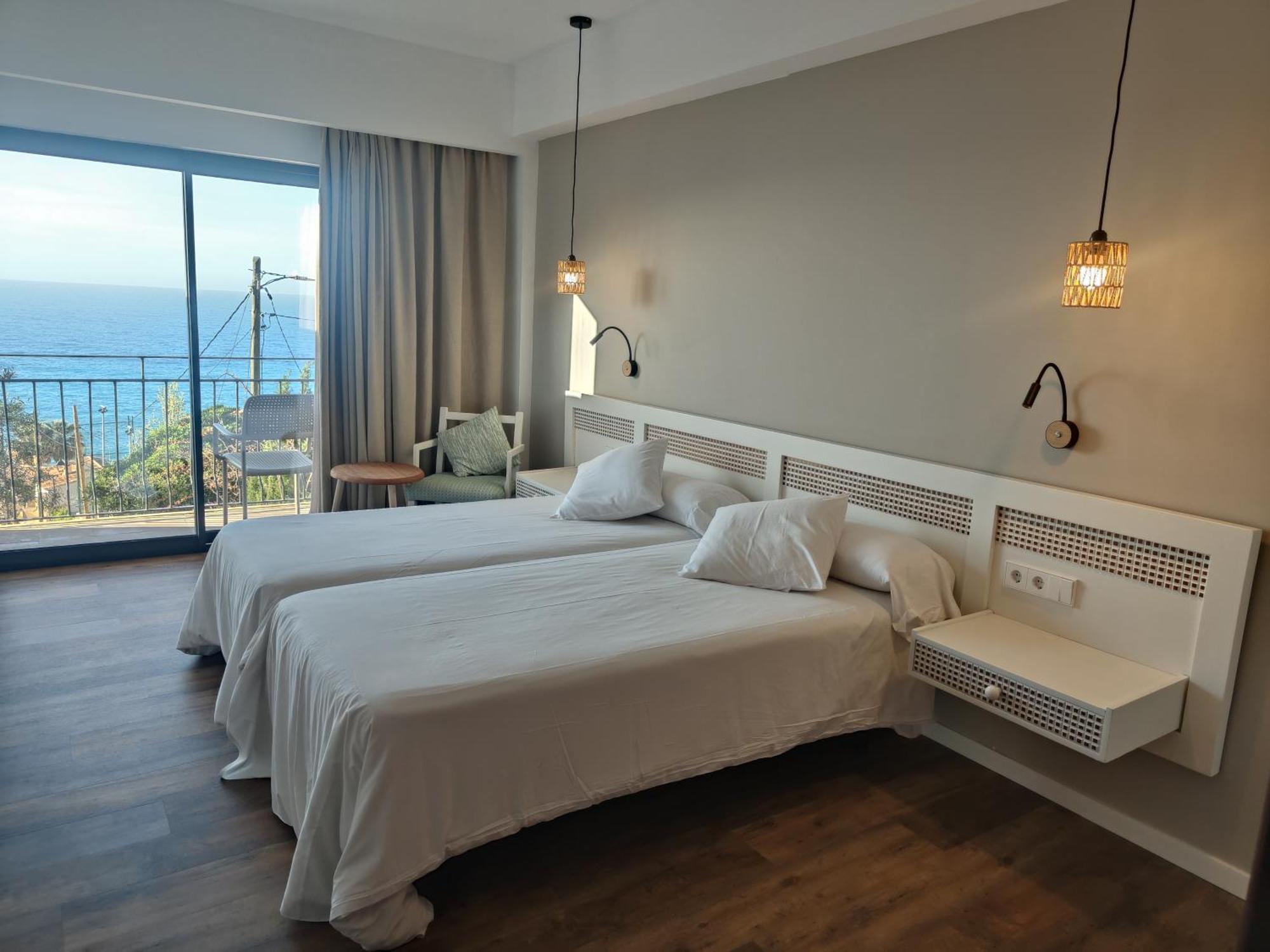 Double Room Air-con Balcony Sea View