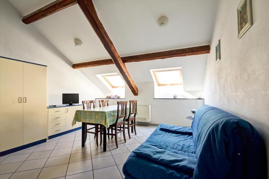One-Bedroom Apartment Attic,1758544547:JPEG