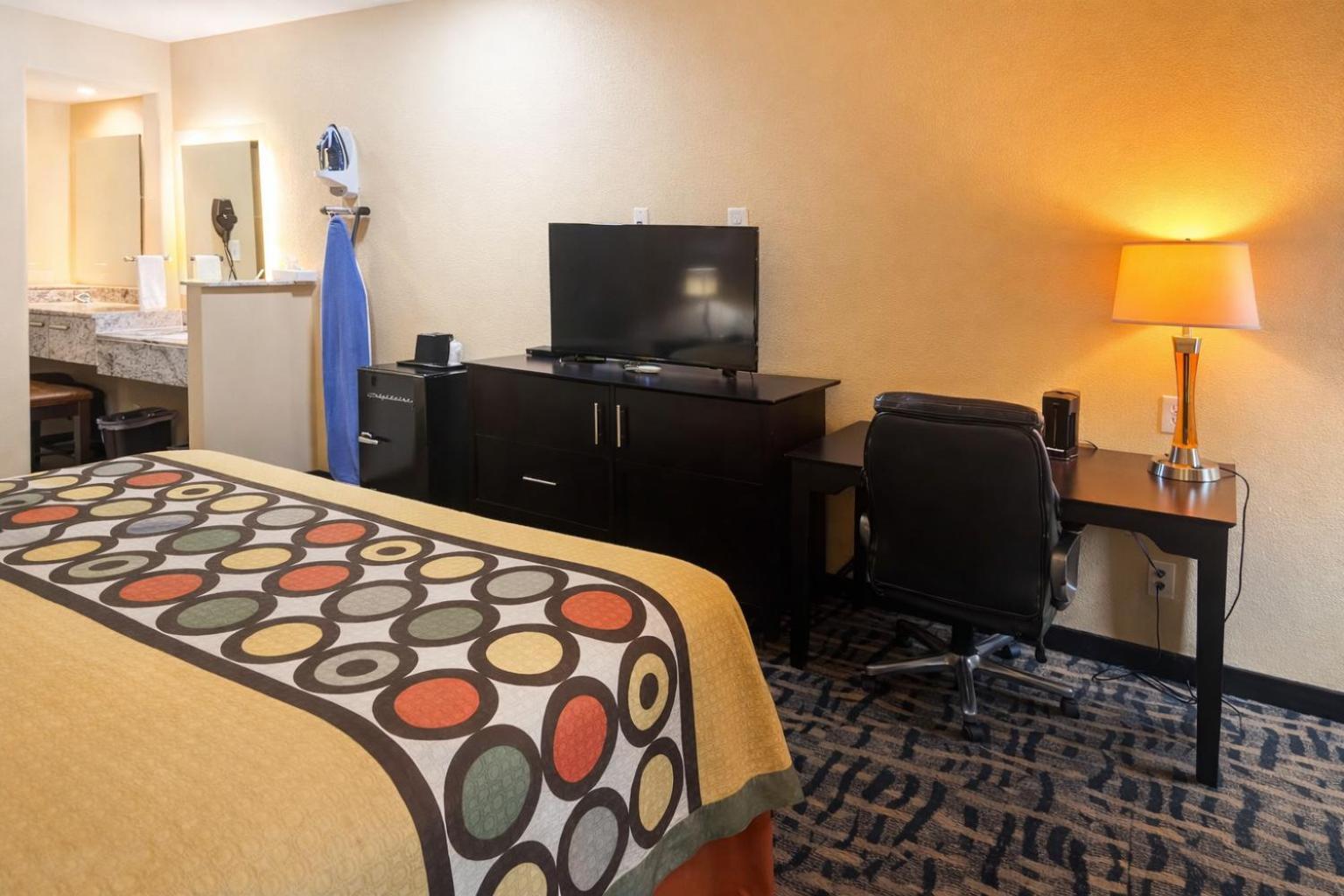 King Room Bath Tub Mobility Accessible or Non-Smoking