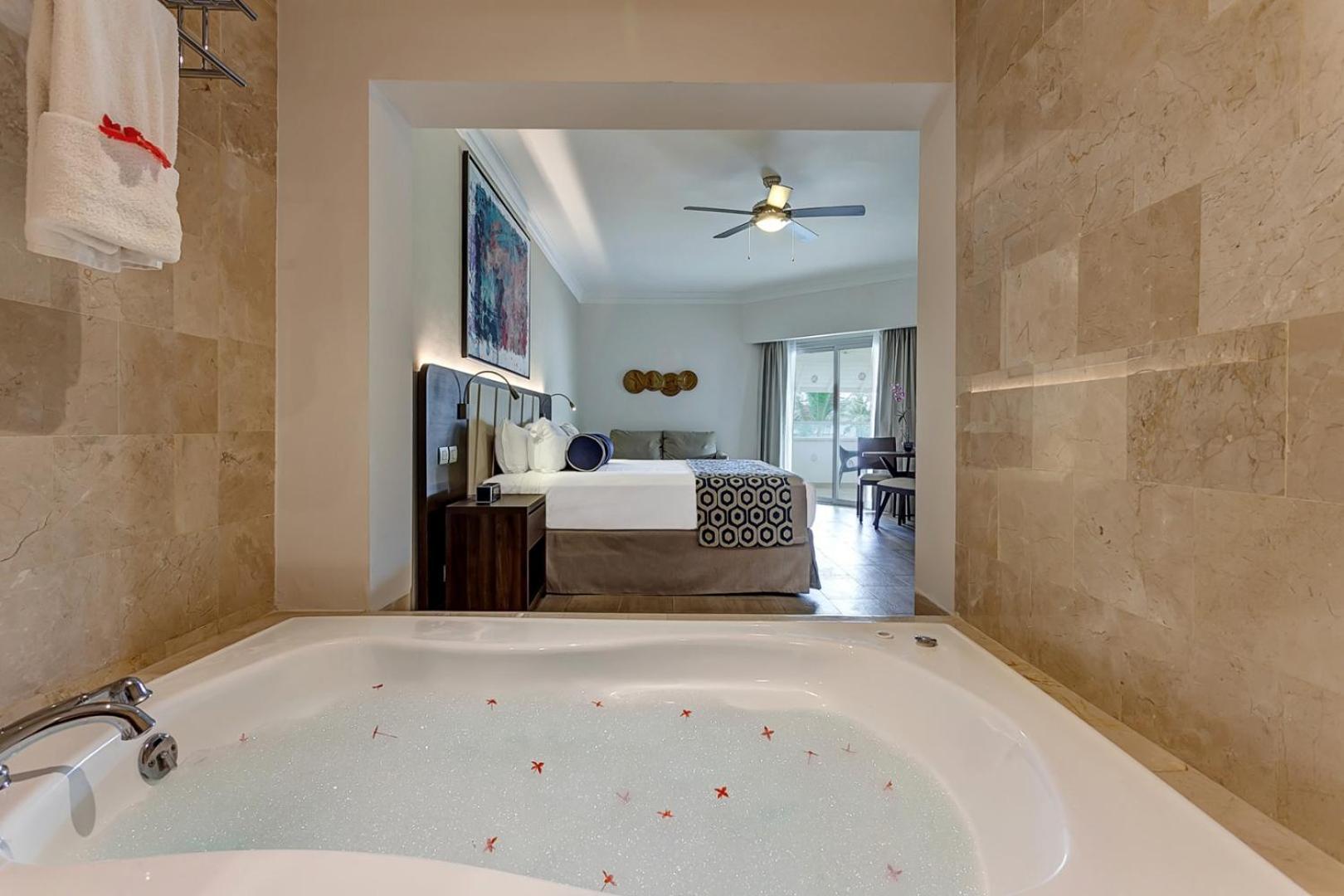 Luxury Jacuzzi Junior Suite Diamond Club