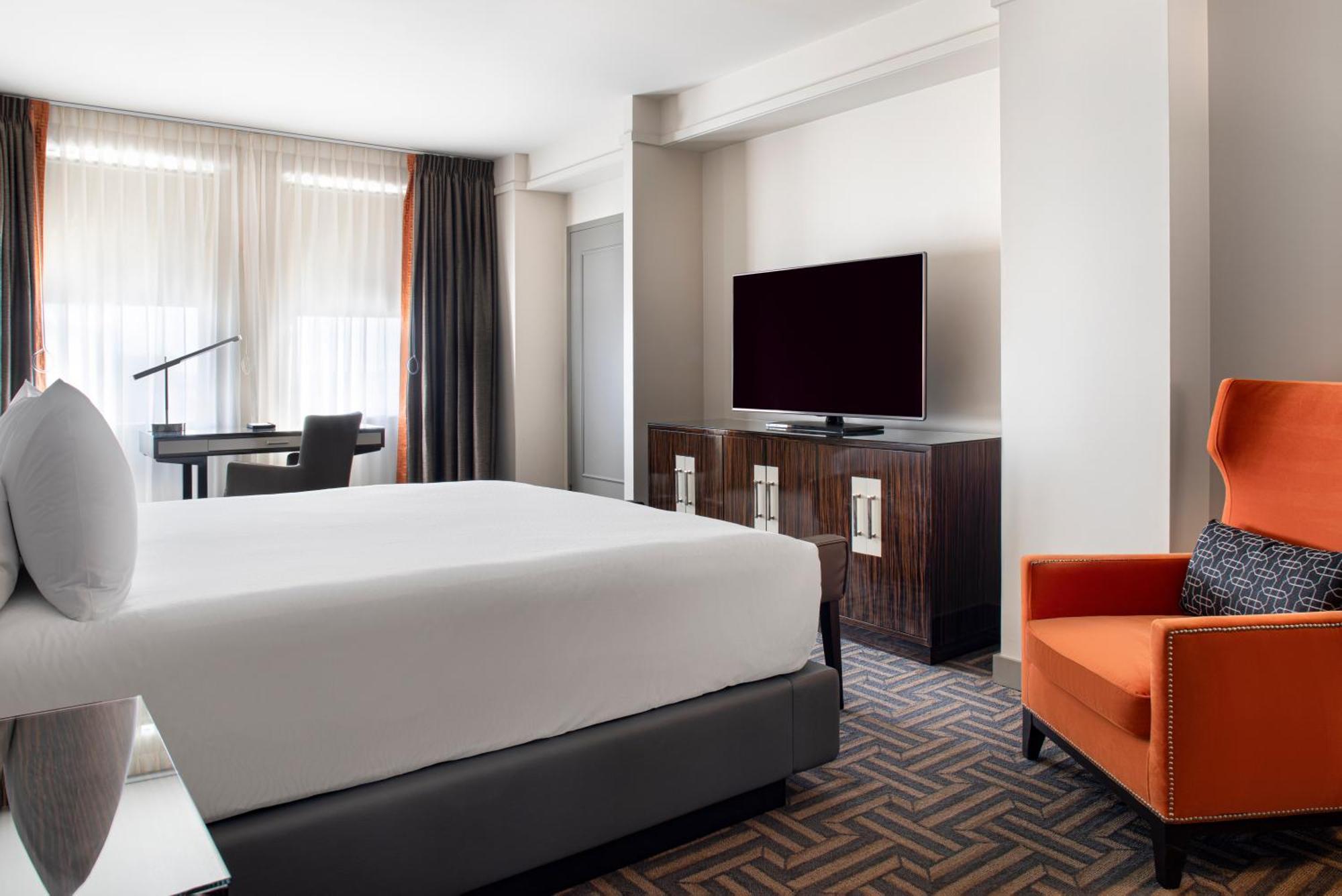 Deluxe King Room Transfer Shower Mobility or Hearing Access