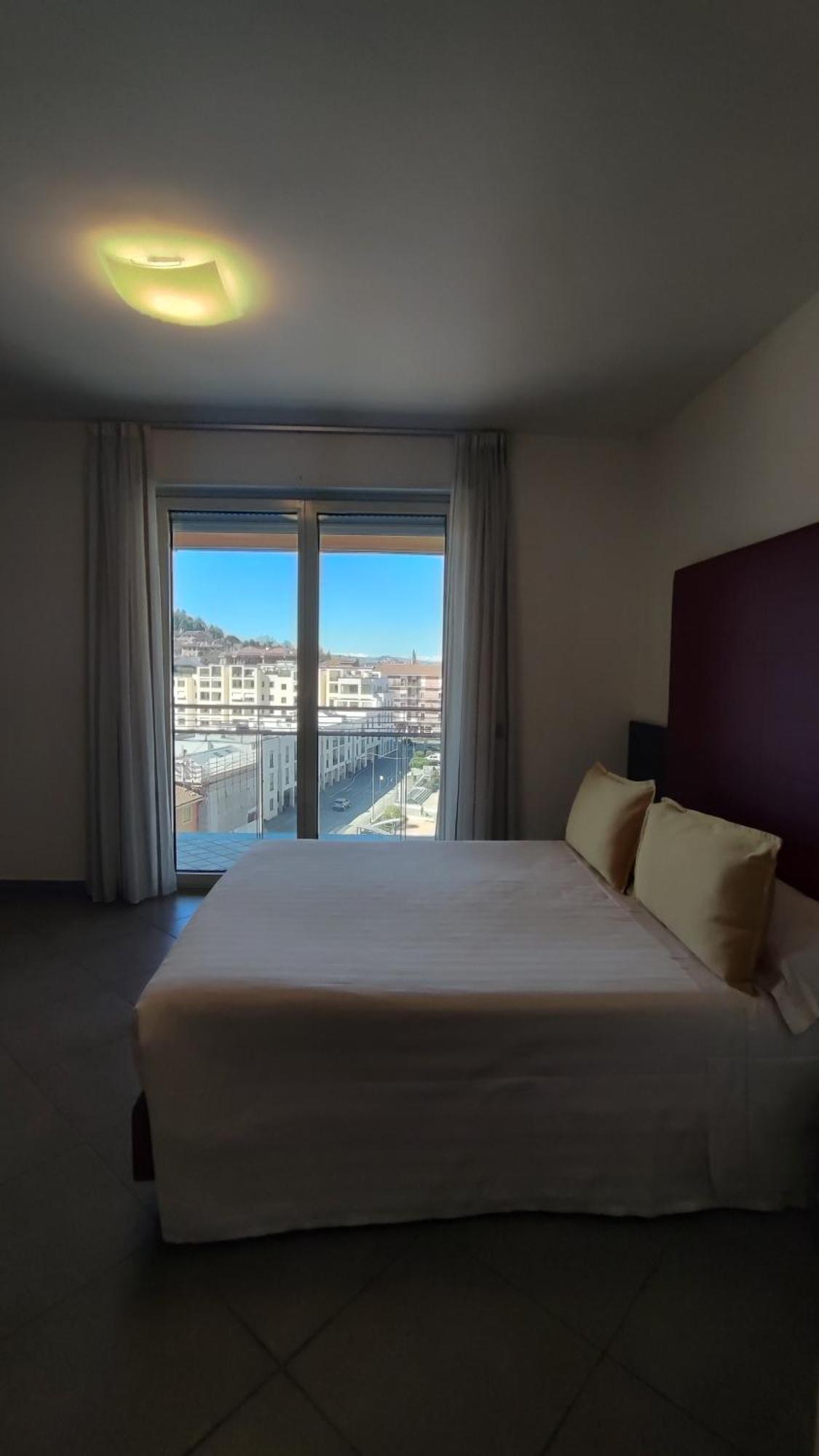 One-Bedroom Deluxe Apartment
