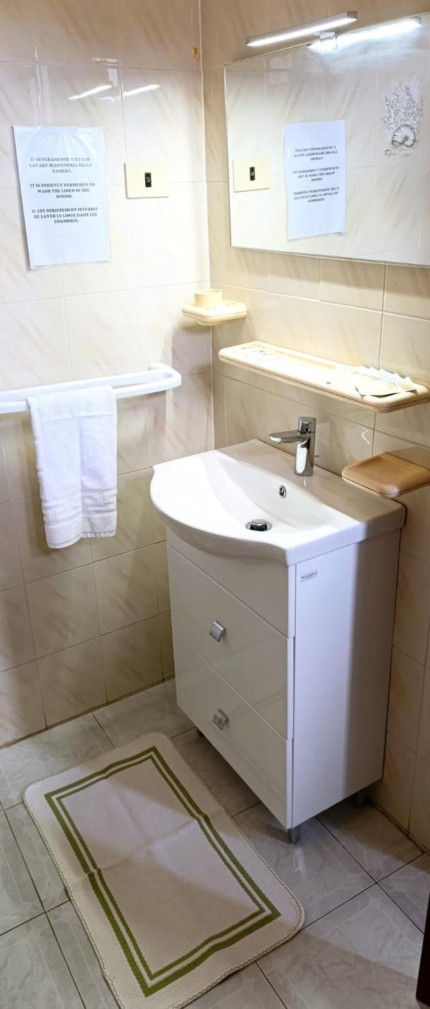 Twin Room,1765415701:JPEG