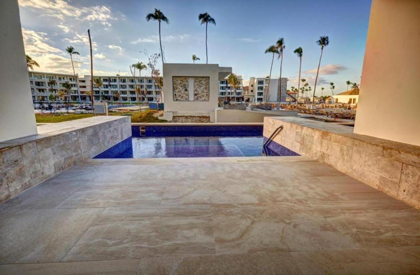 Luxury Junior Suite Swim Out