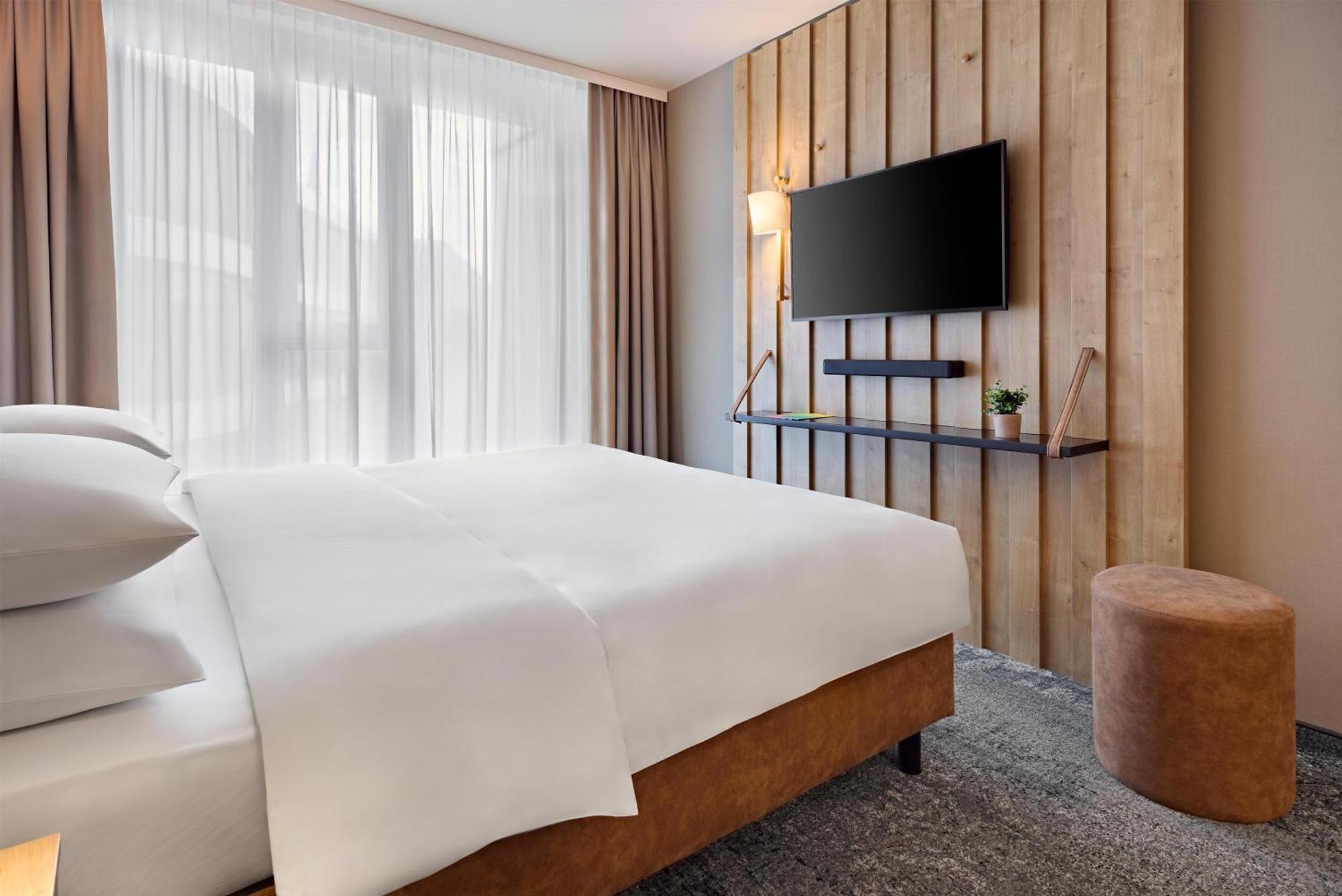 Zimmer mit Kingsize-Bett