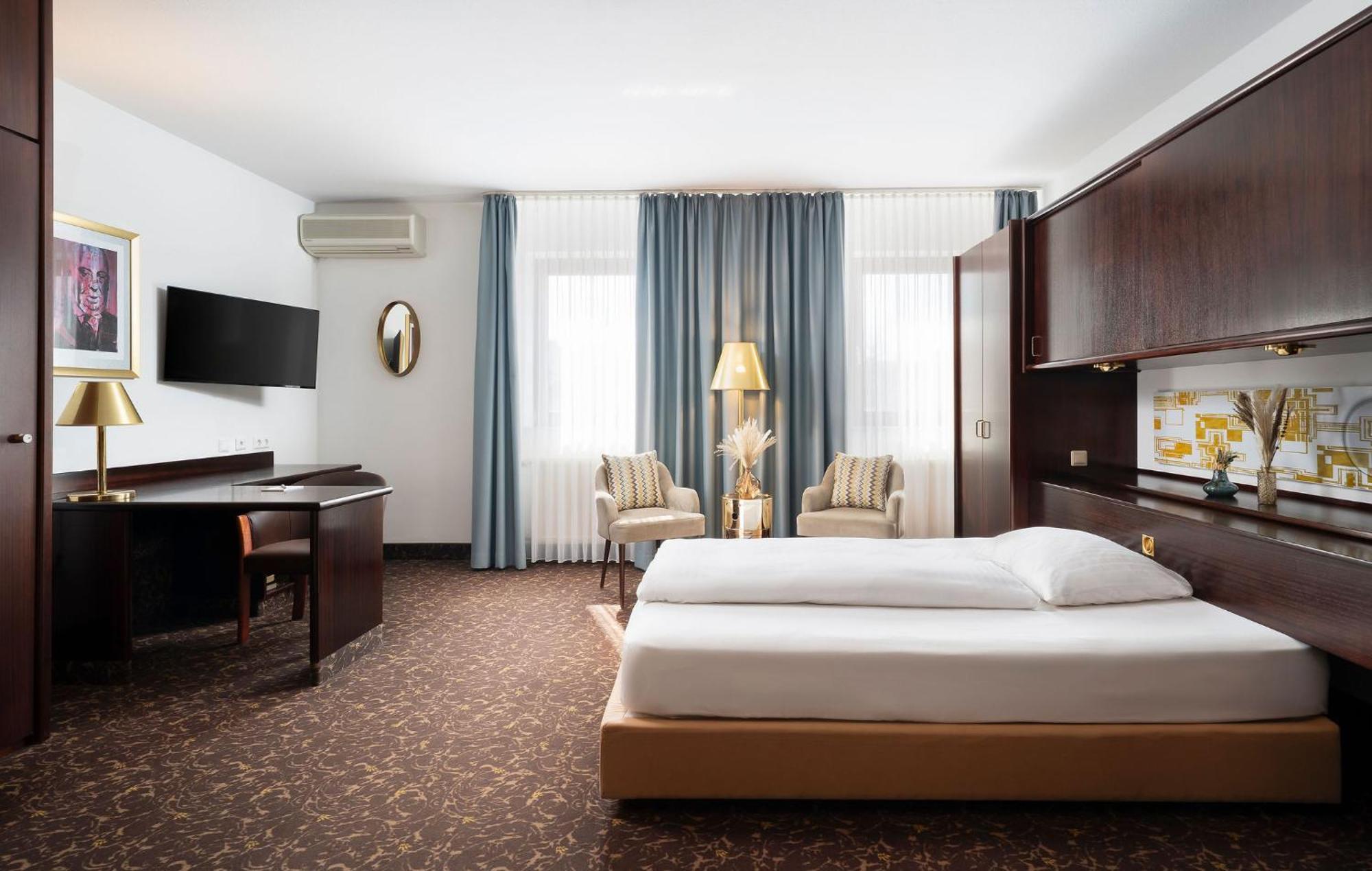 Queen Room