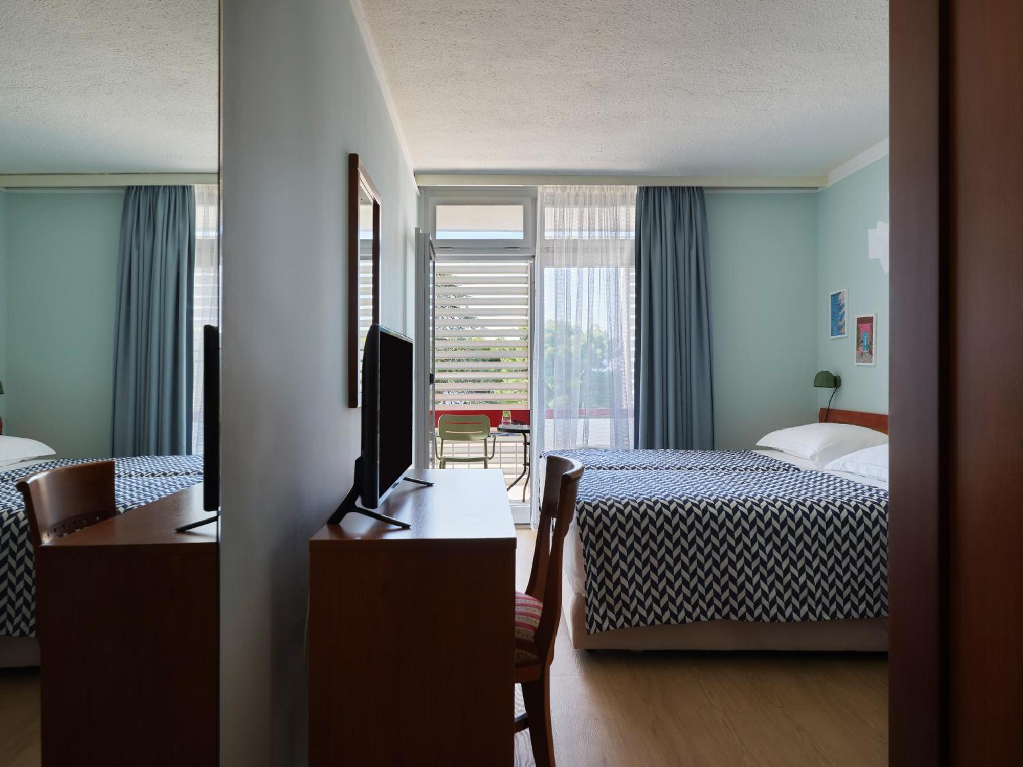 Twin Room Balcony Courtyard View