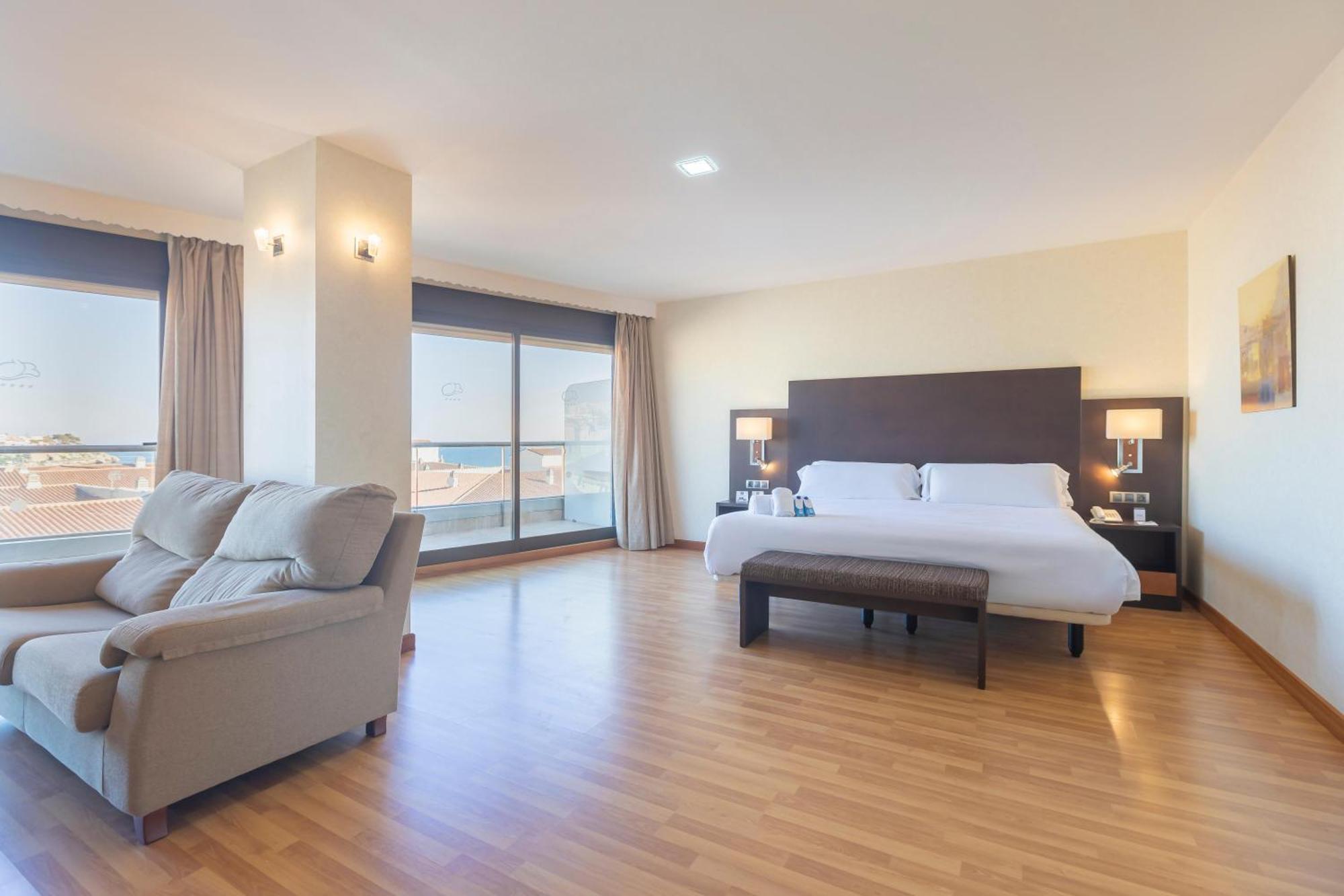 Junior Suite,1765171527:JPEG