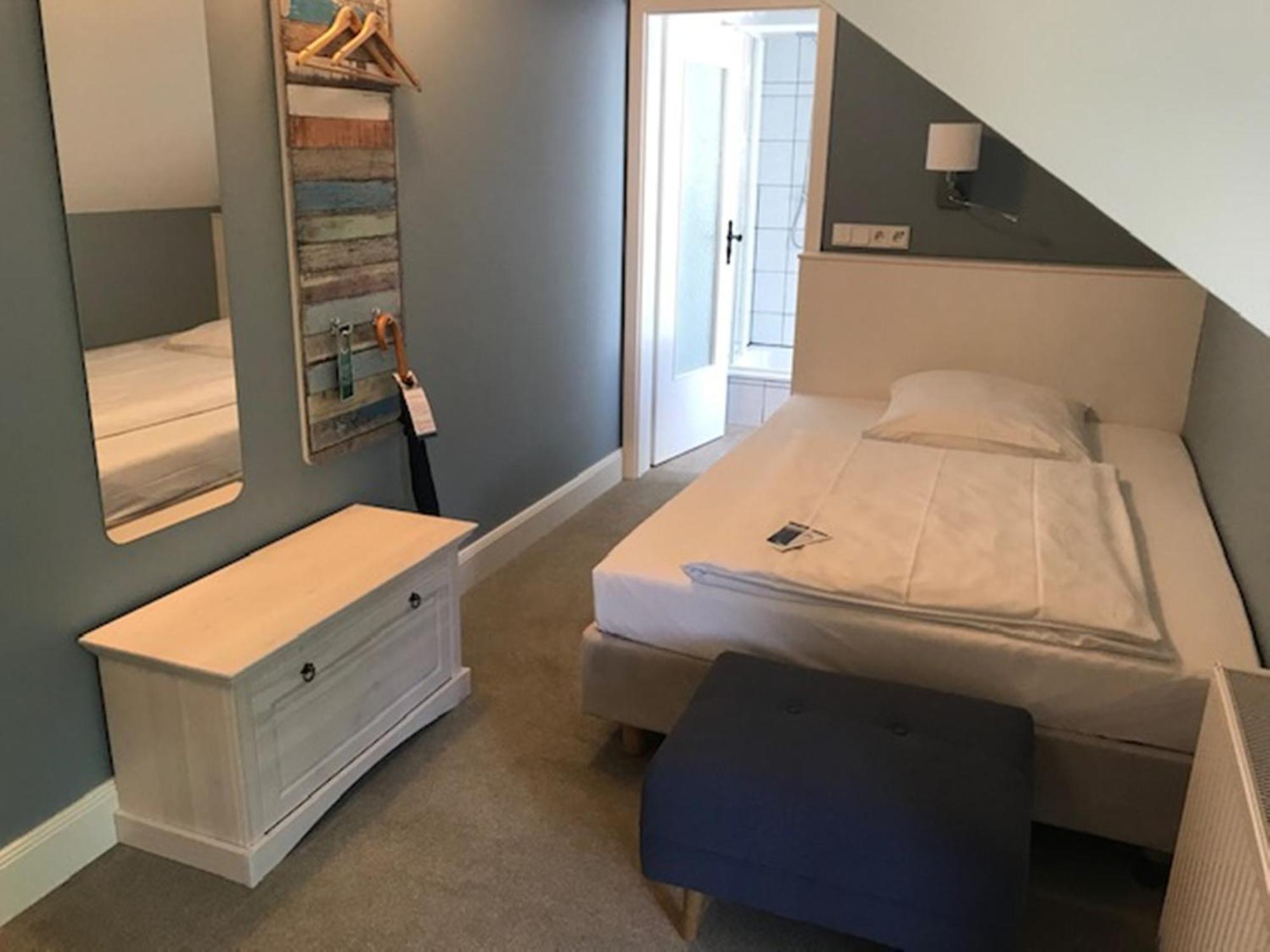Small Room Queen-size bed