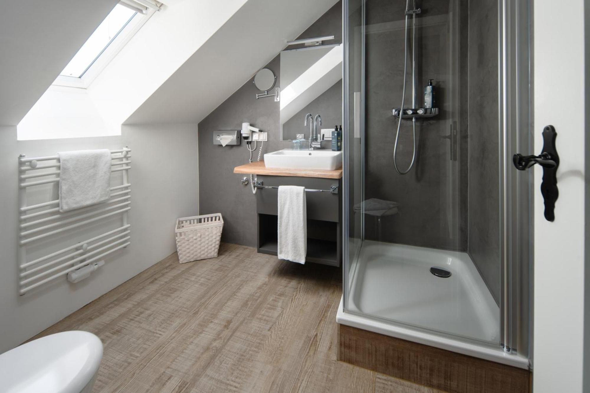 Small Room Queen-size bed