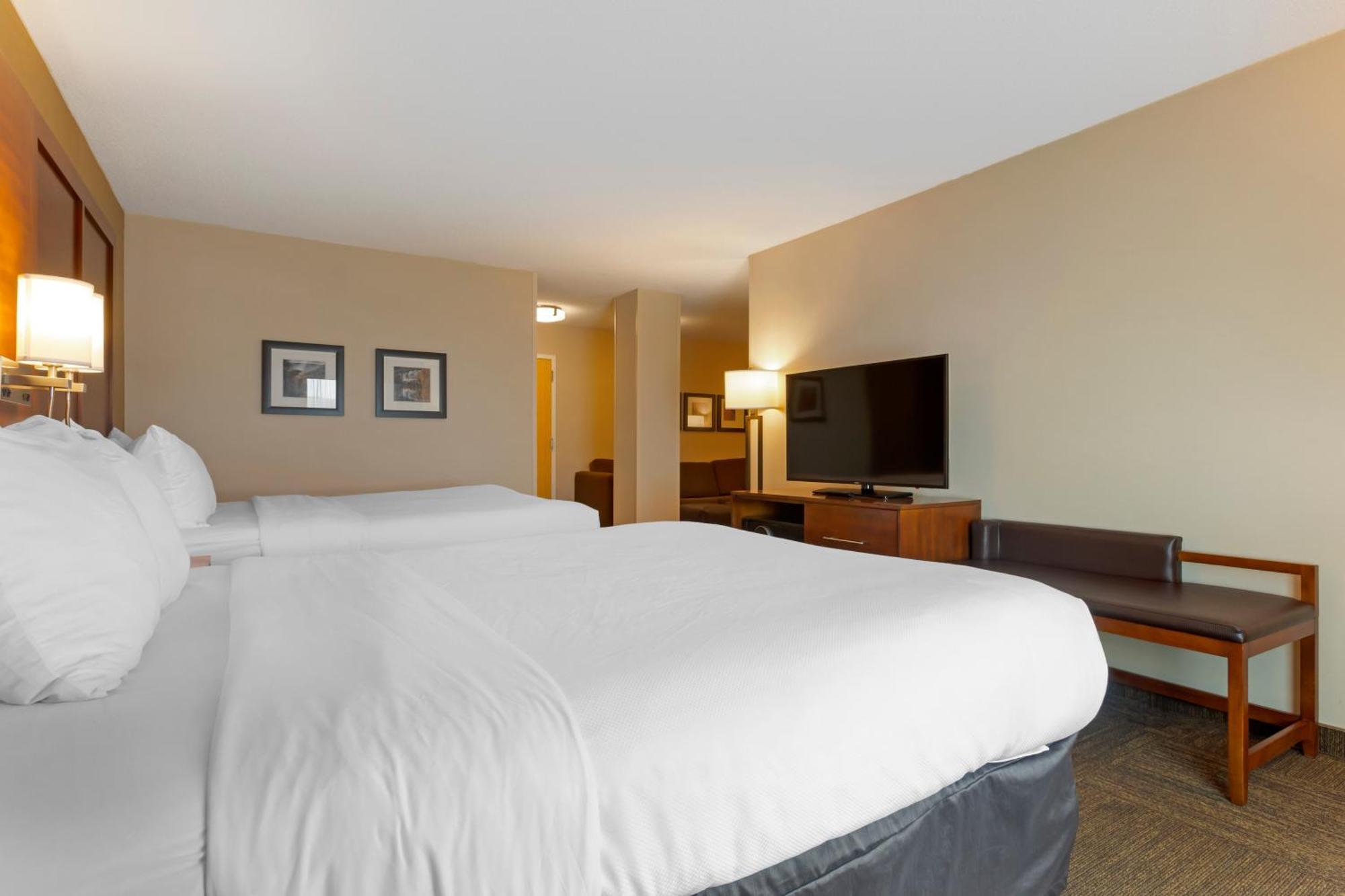 Queen Suite Two Queen Beds Sofa Bed Non-Smoking