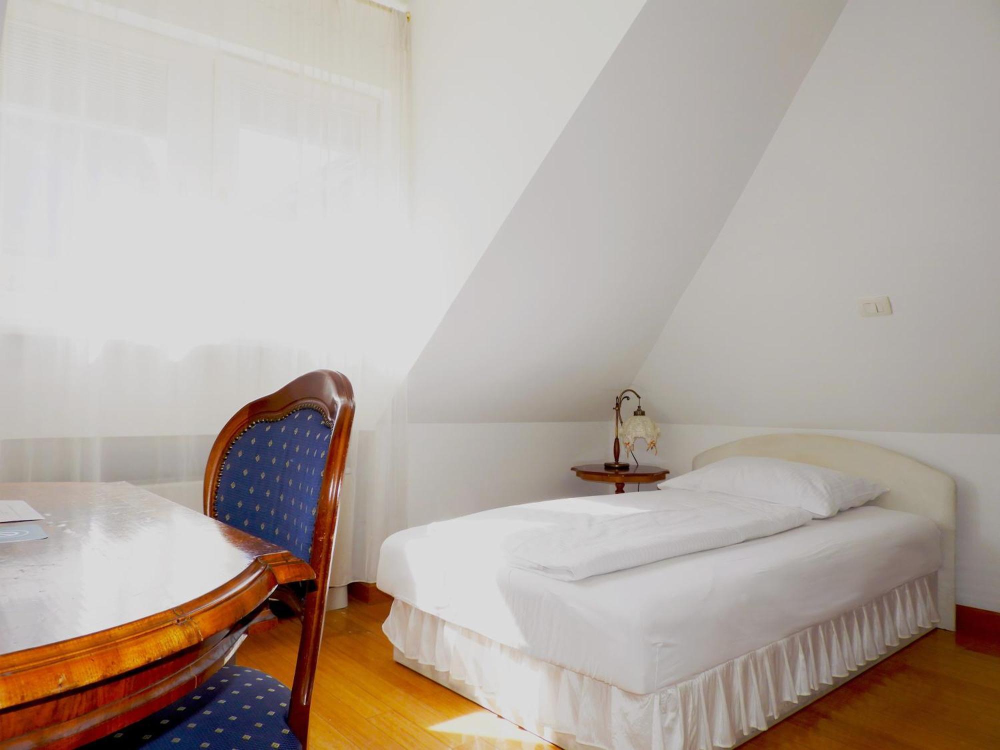 Single Room,1765195192:JPEG
