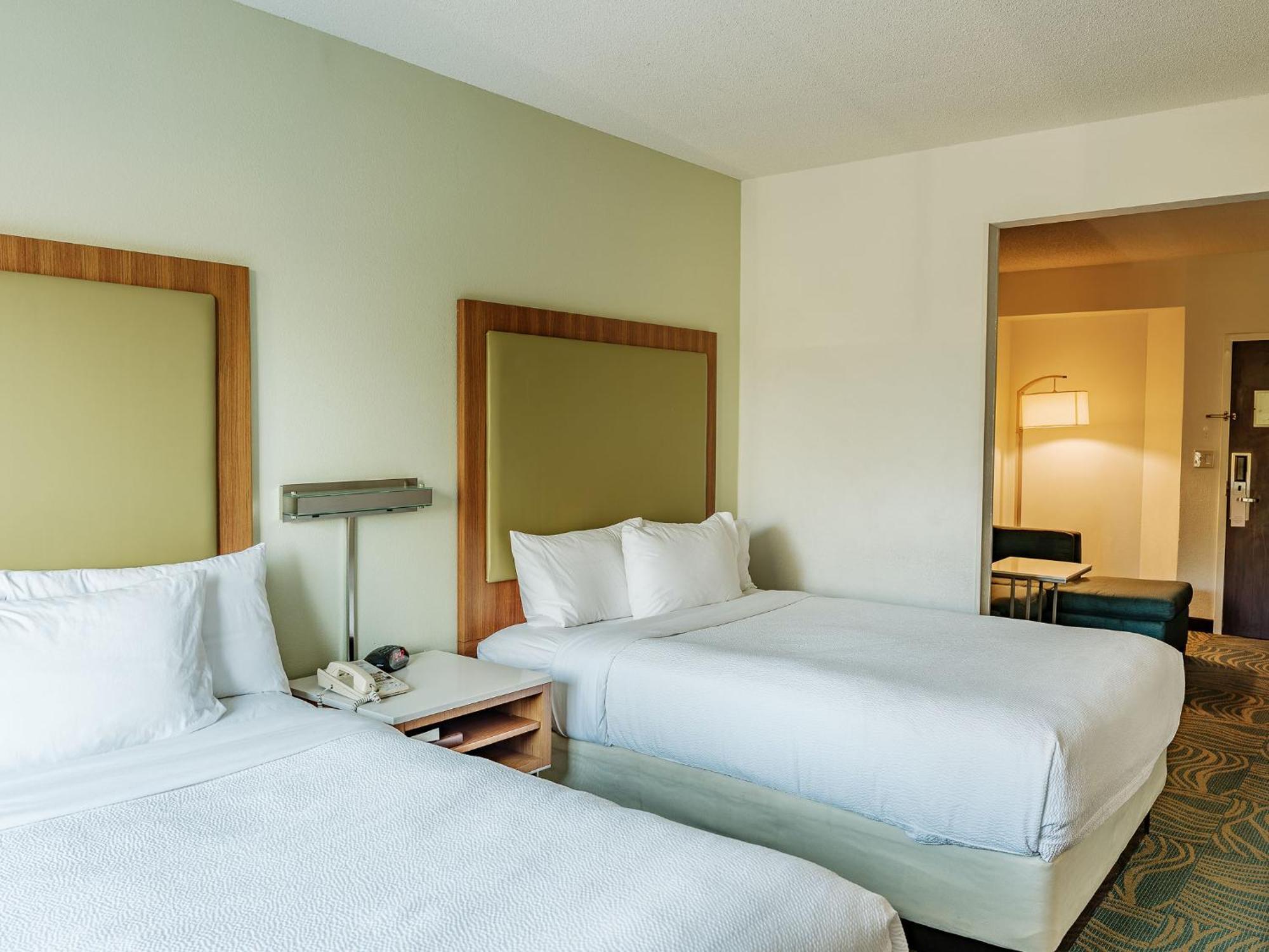 Queen Room Two Queen Beds Disability Access Bath Tub,1765201884:JPEG