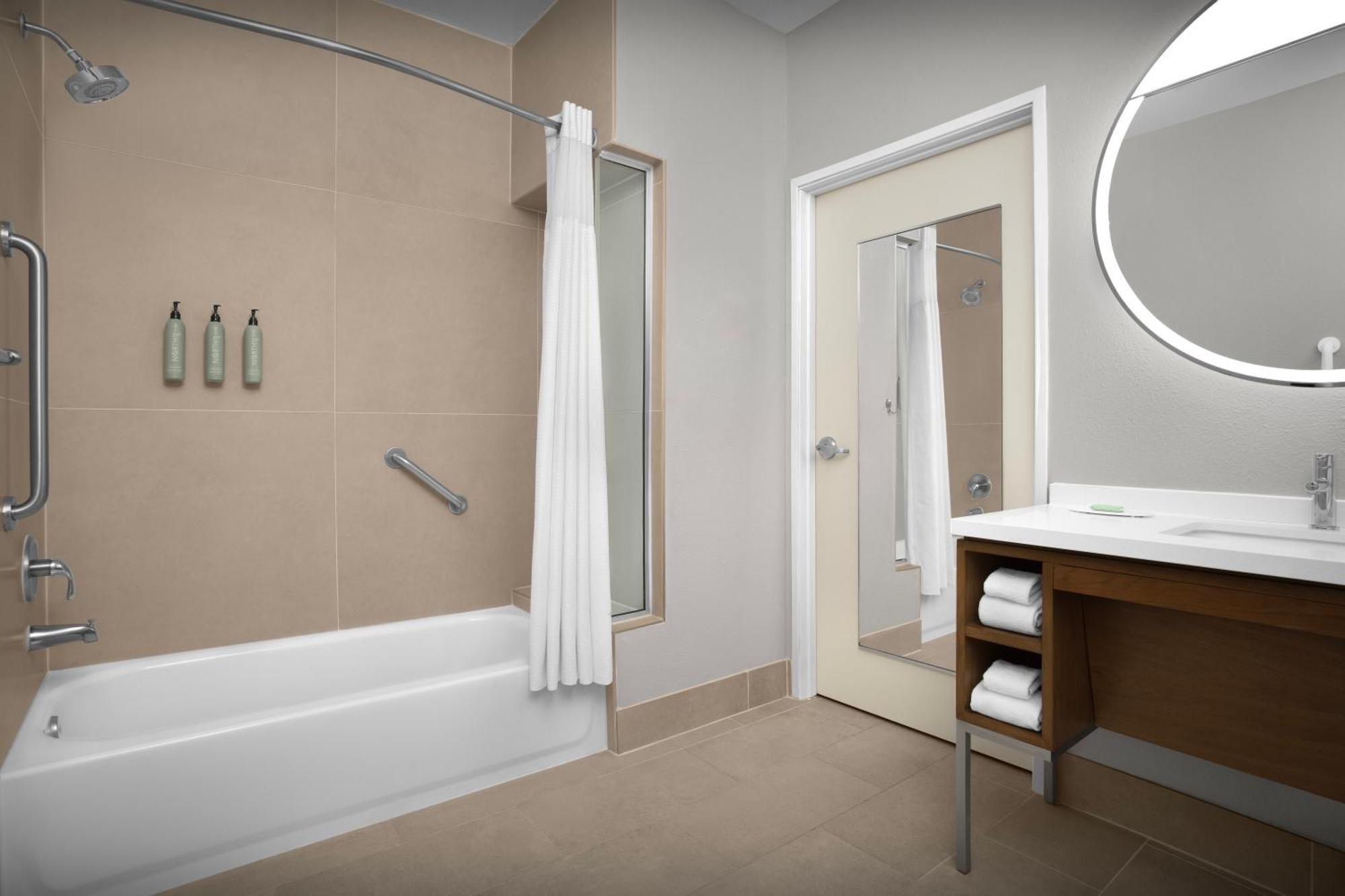 King Room Bathtub Mobility Access,1765210032:JPEG