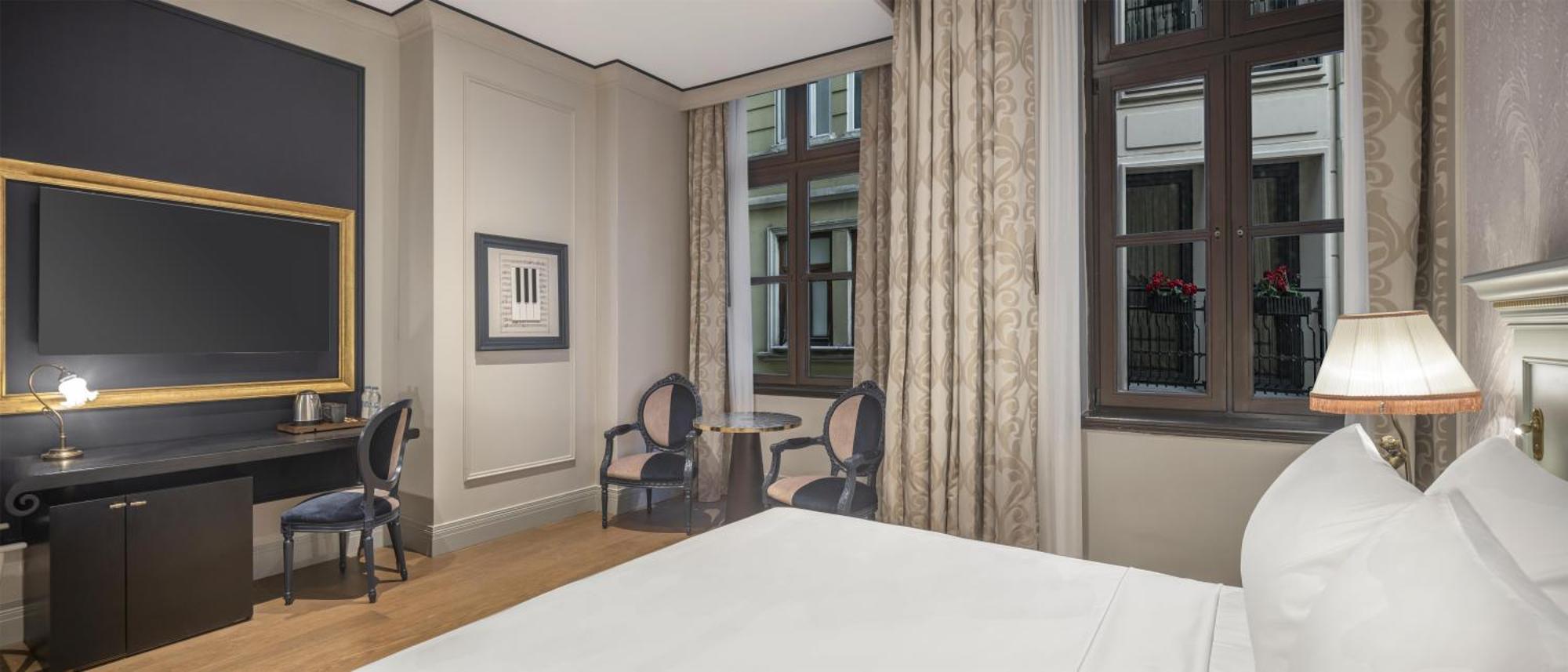 Deluxe Queen Room City View