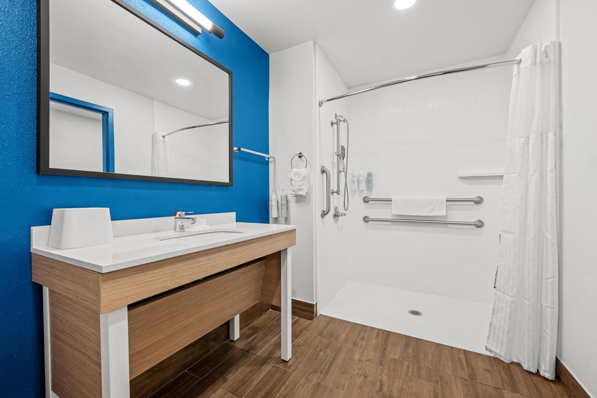 King Room with Shower - Mobility Accessible