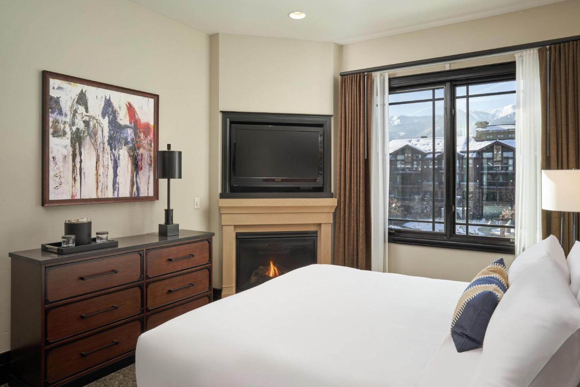 King Guest Room Fireplace,1765213192:JPEG