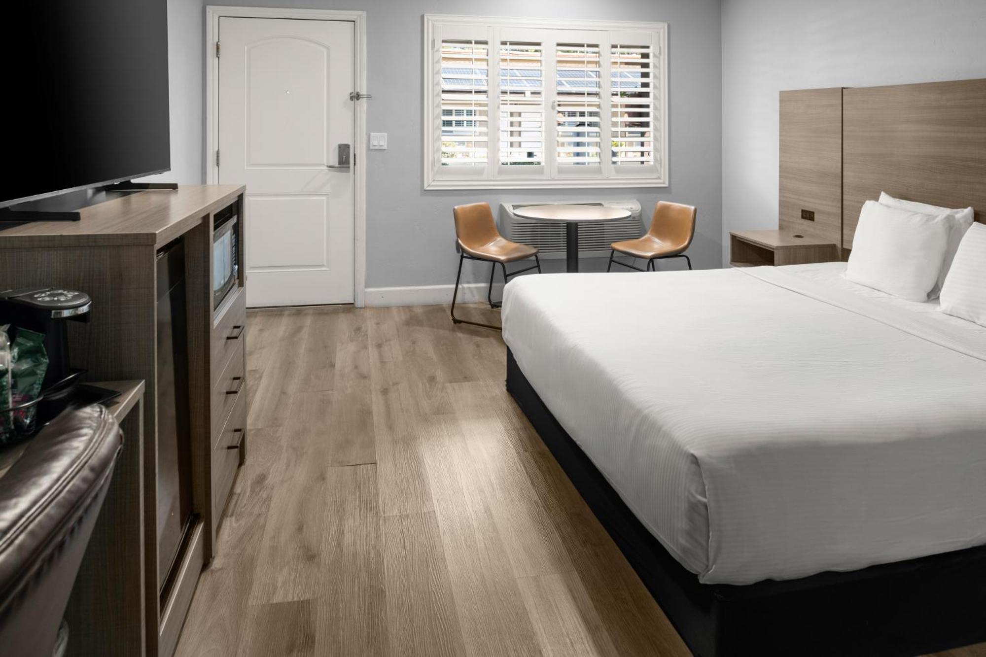 King Room,1765215010:JPEG
