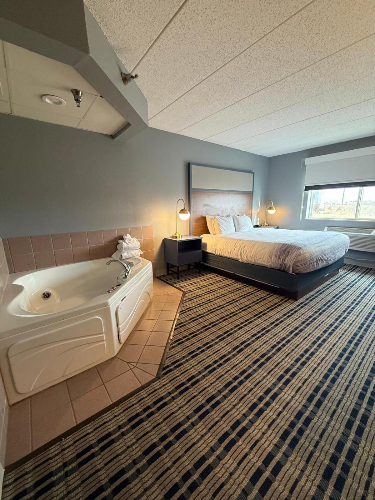 Deluxe One-Bedroom King Suite Jetted Tub Non-Smoking,1765321471:JPEG