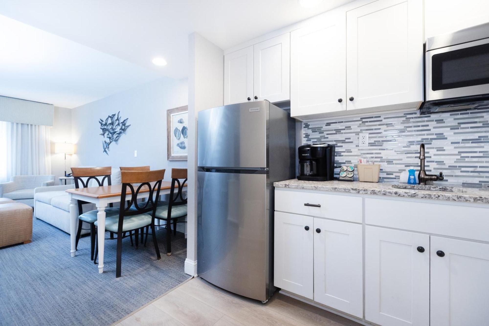 Bi-level Townhouse Suite Ocean & Pool Views