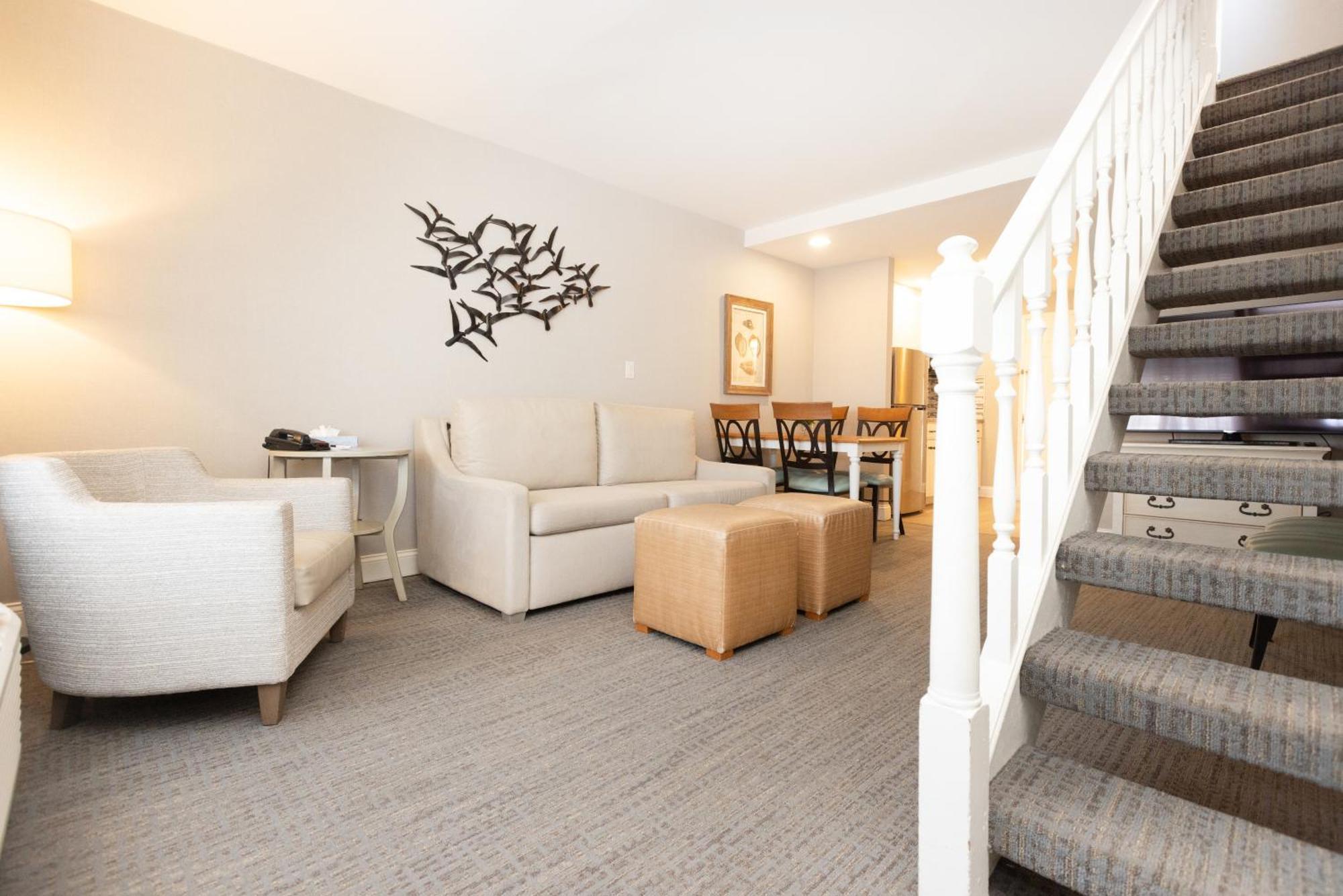 Bi-level Townhouse Suite Ocean & Pool Views