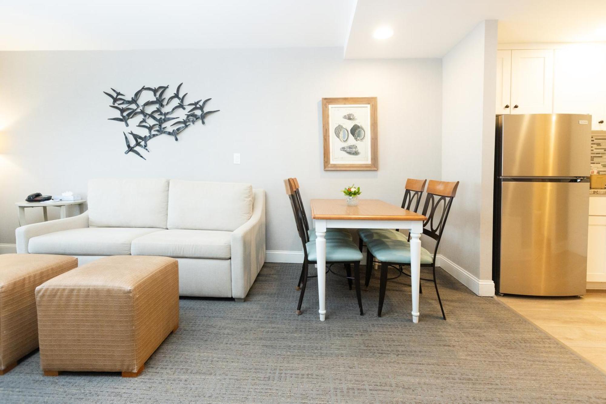 Bi-level Townhouse Suite Ocean & Pool Views