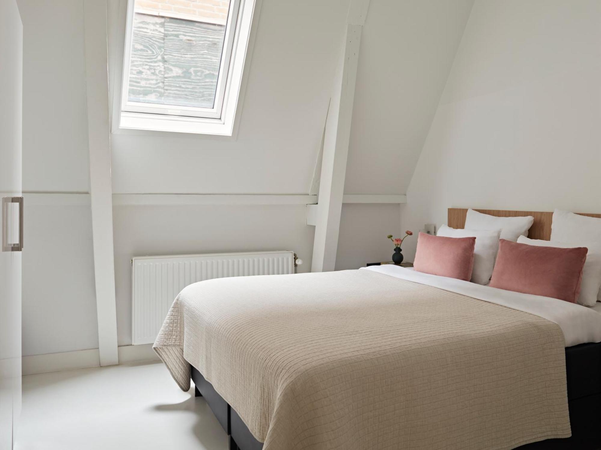 Large 1 Bedroom Apartment Sofa Bed Canal view