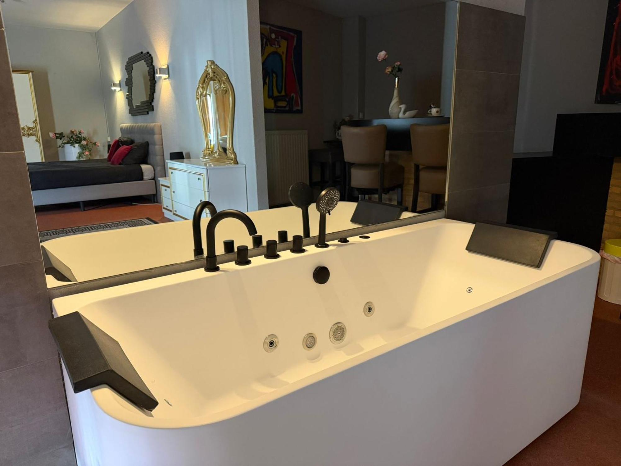 Junior Suite,1765387706:JPEG