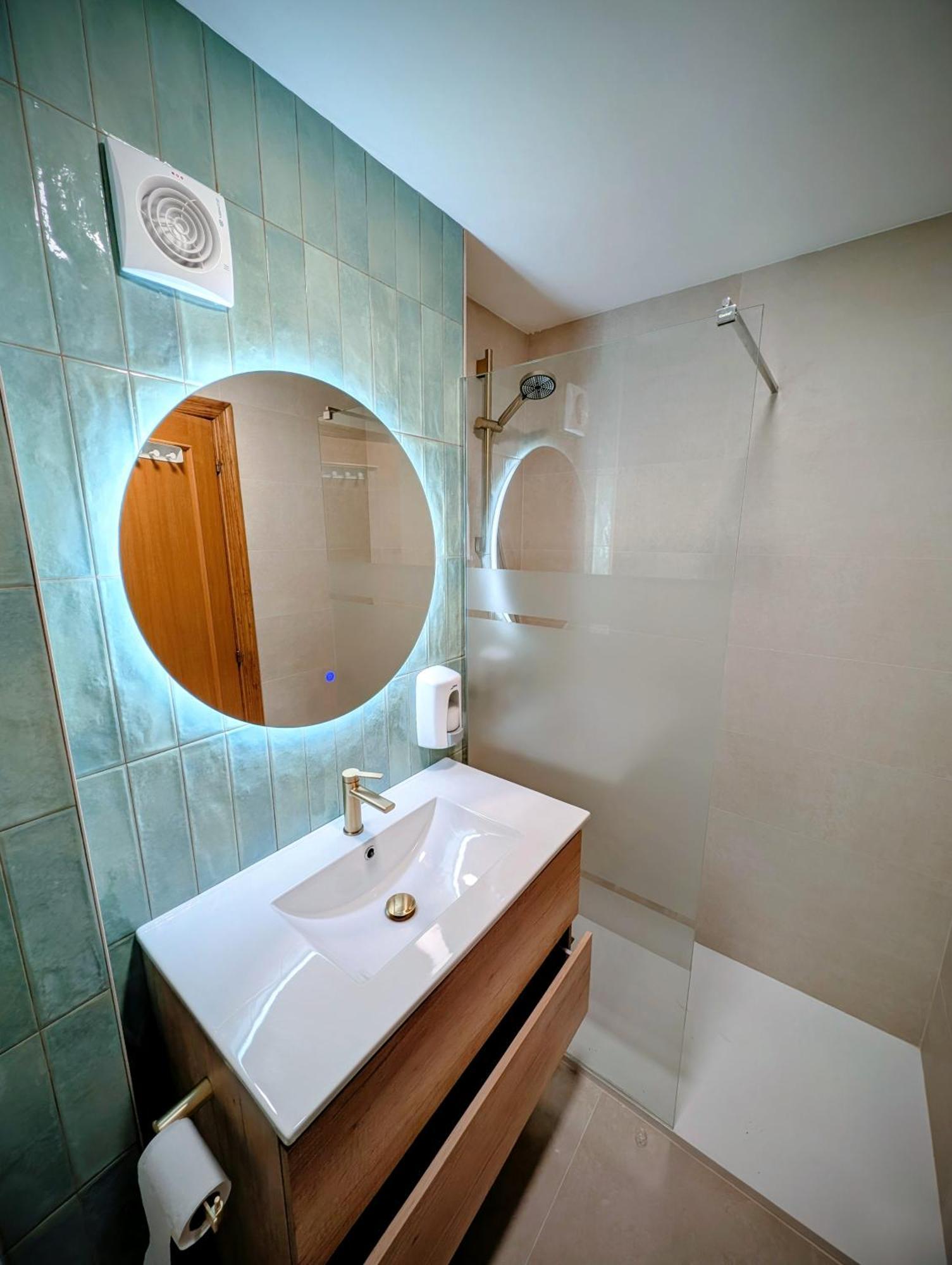 Single Room,1765533986:JPEG