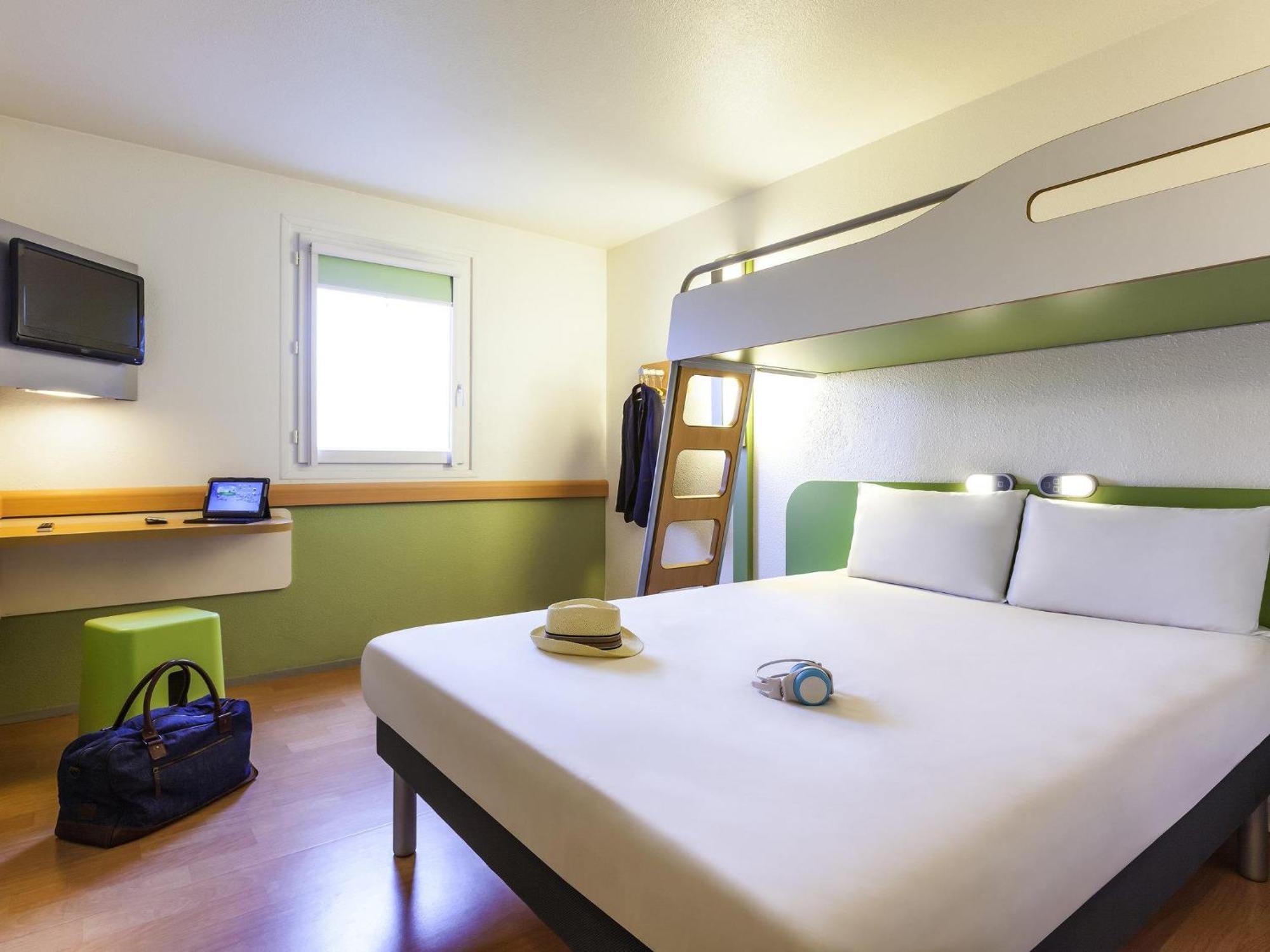 Triple Room One Double Bed One Bunk Bed,1765400039:JPEG