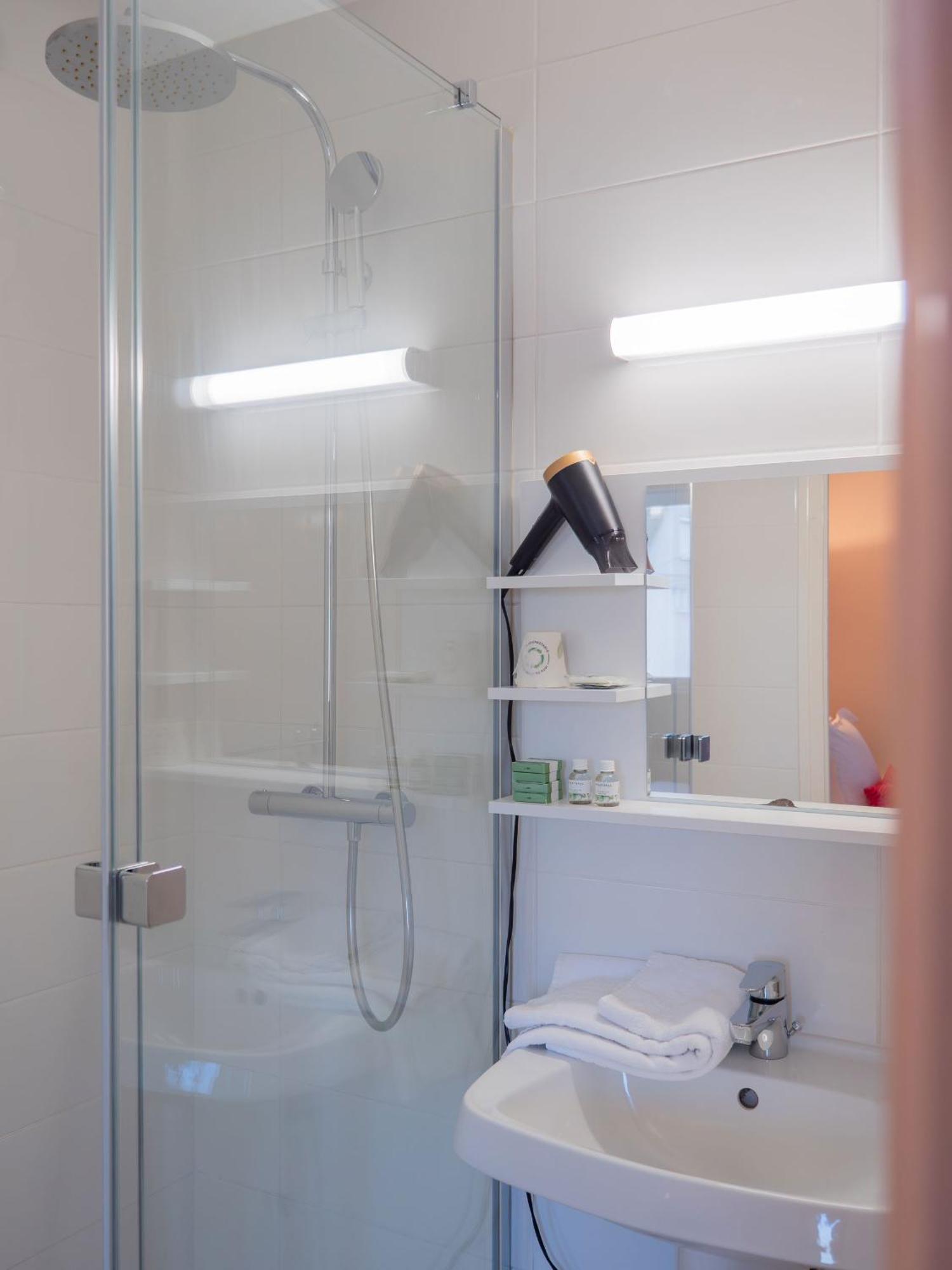 Twin Room,1765416733:JPEG