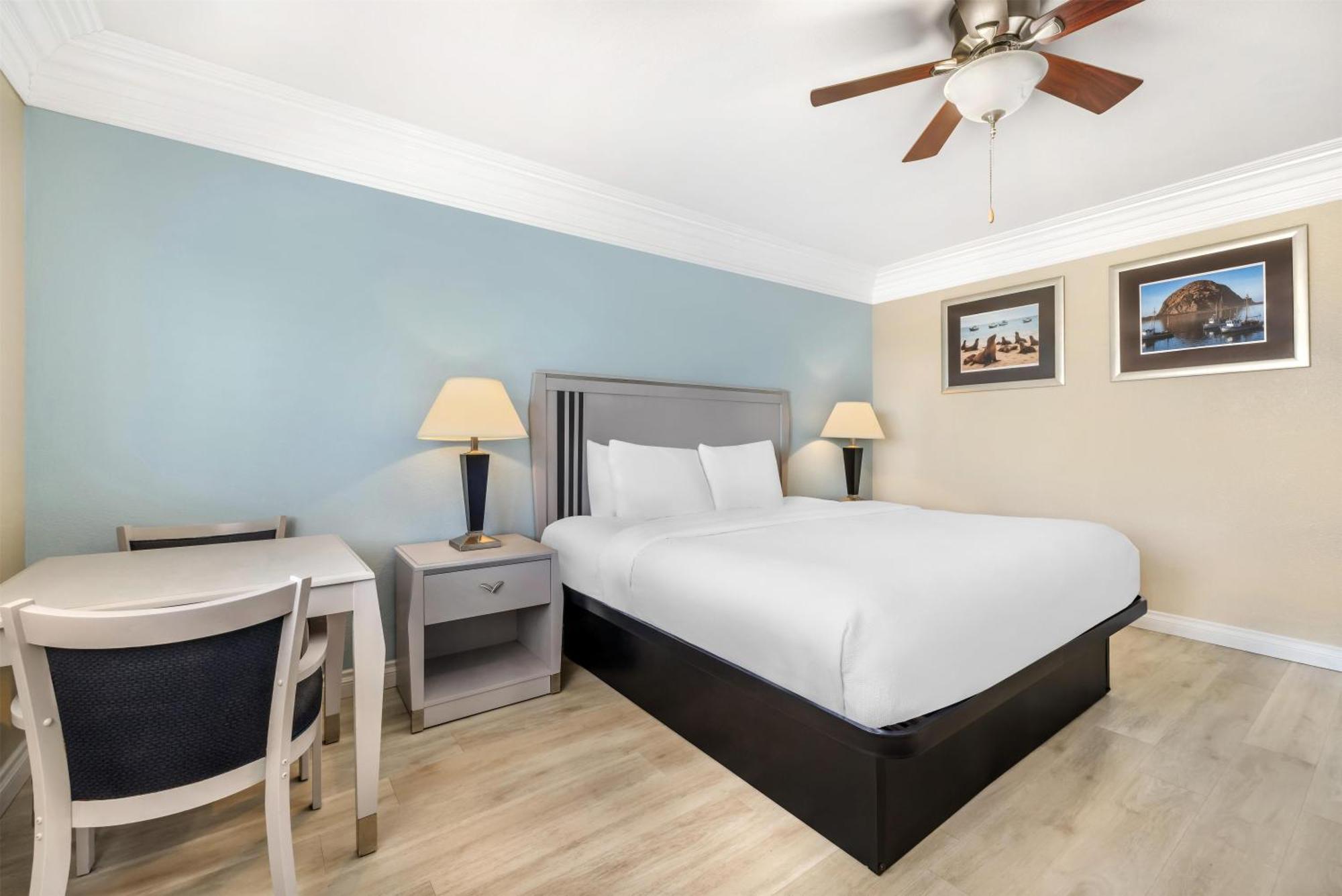 King Room with Partial Ocean View - Non-Smoking