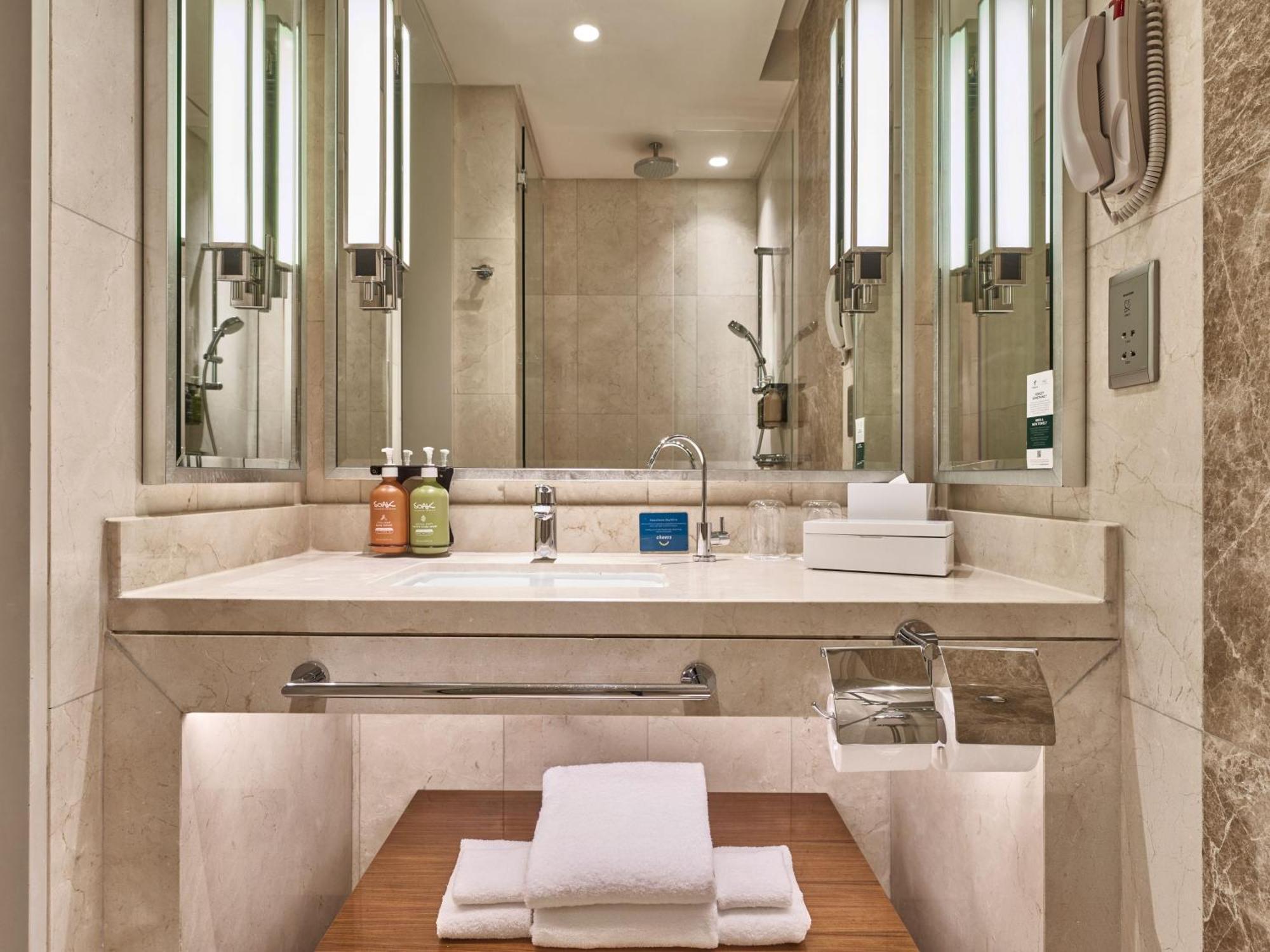 Standard Queen Room