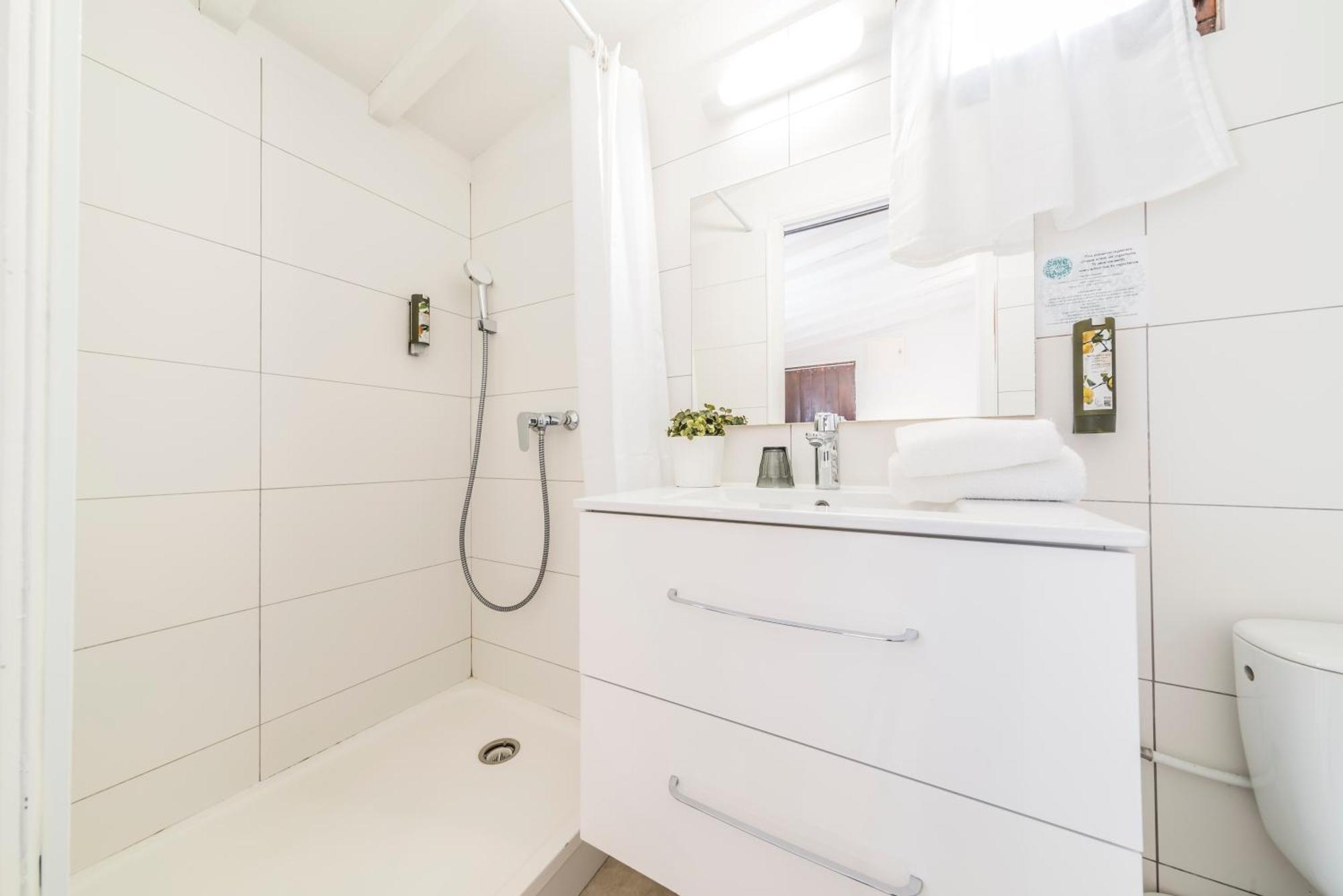 Small Single Room,1765573931:JPEG