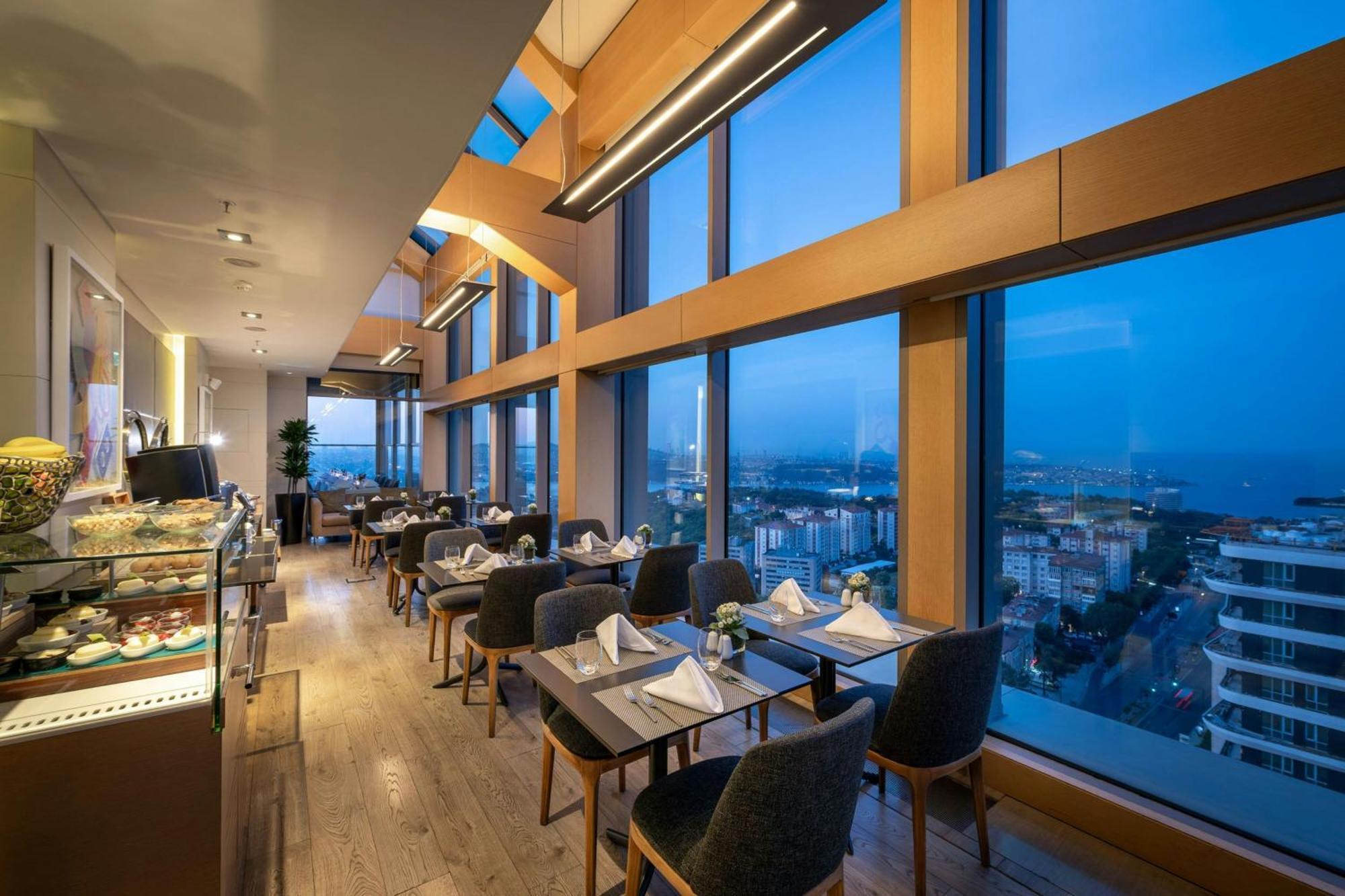 Executive King Room Club Lounge Access City View