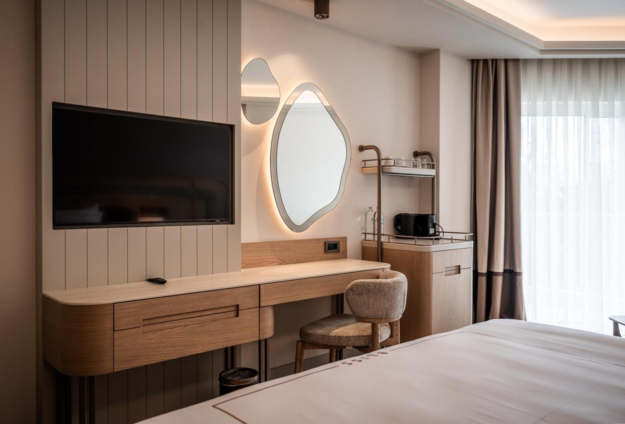 Deluxe Room Land View