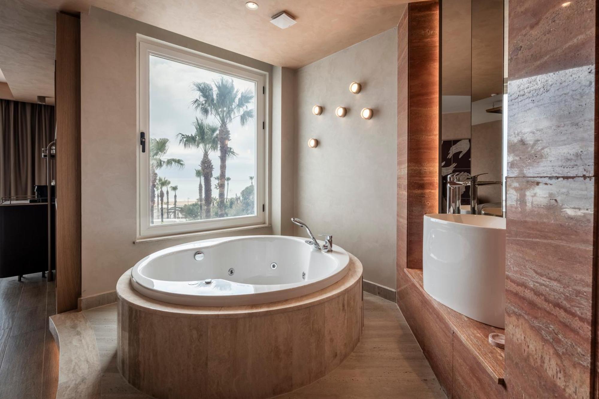Superior Jacuzzi Room Sea View