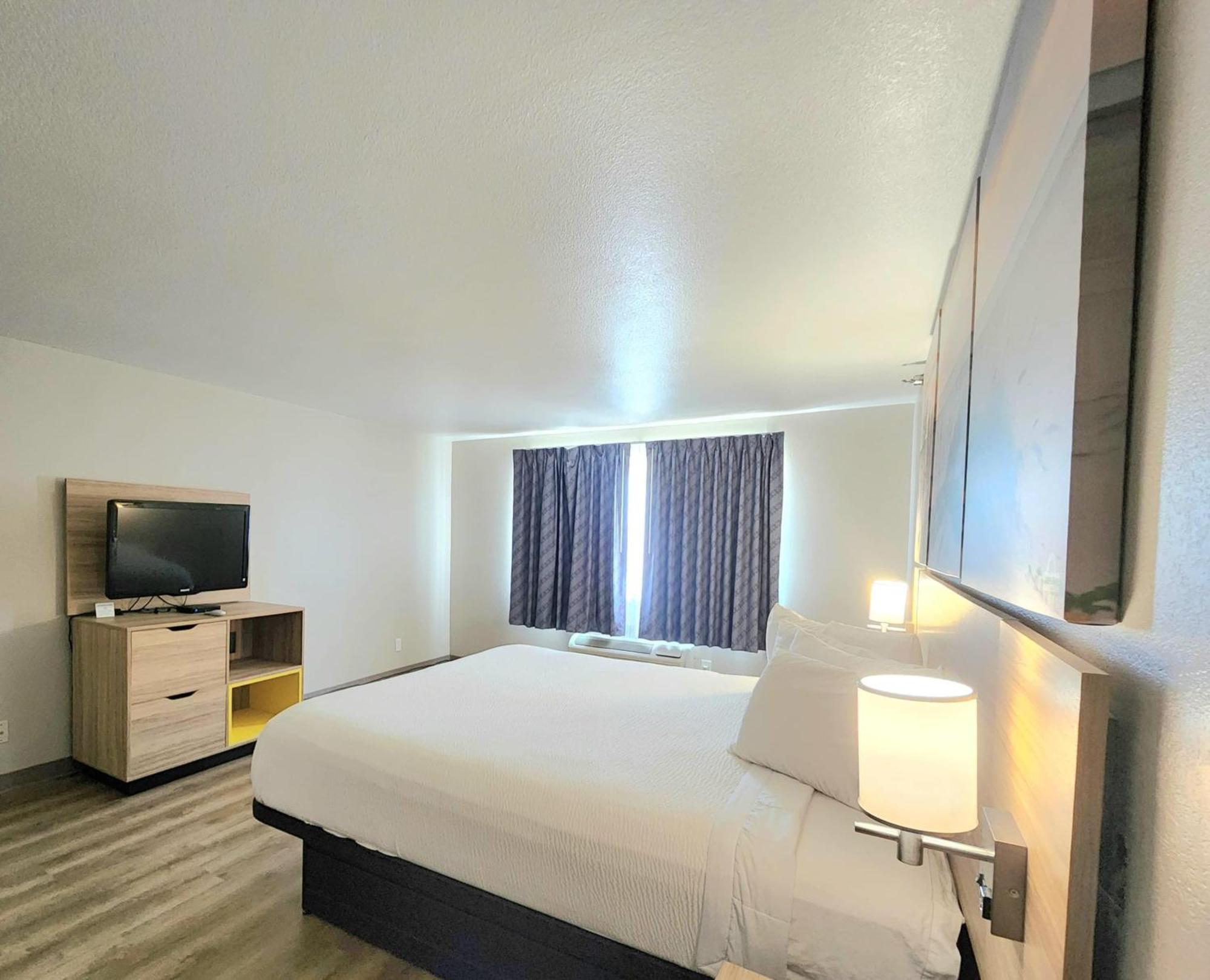 Two-Bedroom Executive Suite Two King Beds Non-Smoking