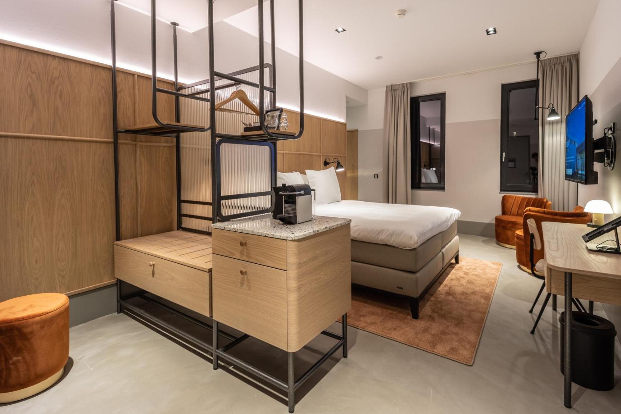 Junior Suite,1765774217:JPEG