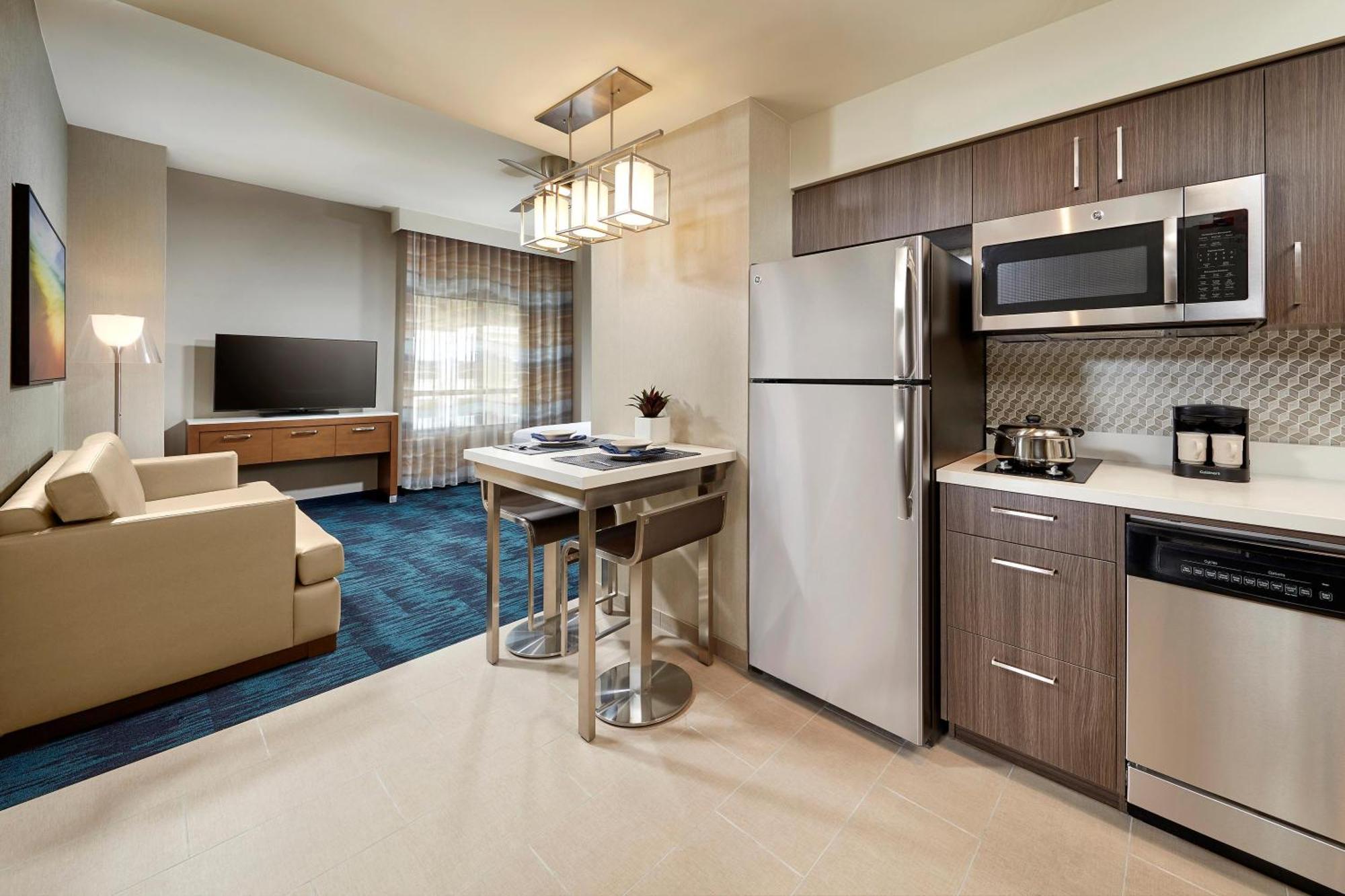 One-Bedroom Corner Queen Suite
